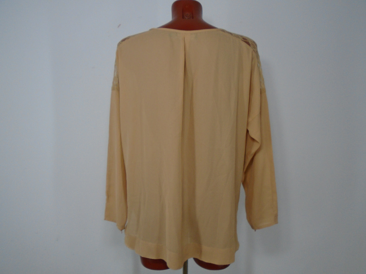 Blusa Mujer Urban Outfitters. Beige. SG. Usó. Muy buena condicion