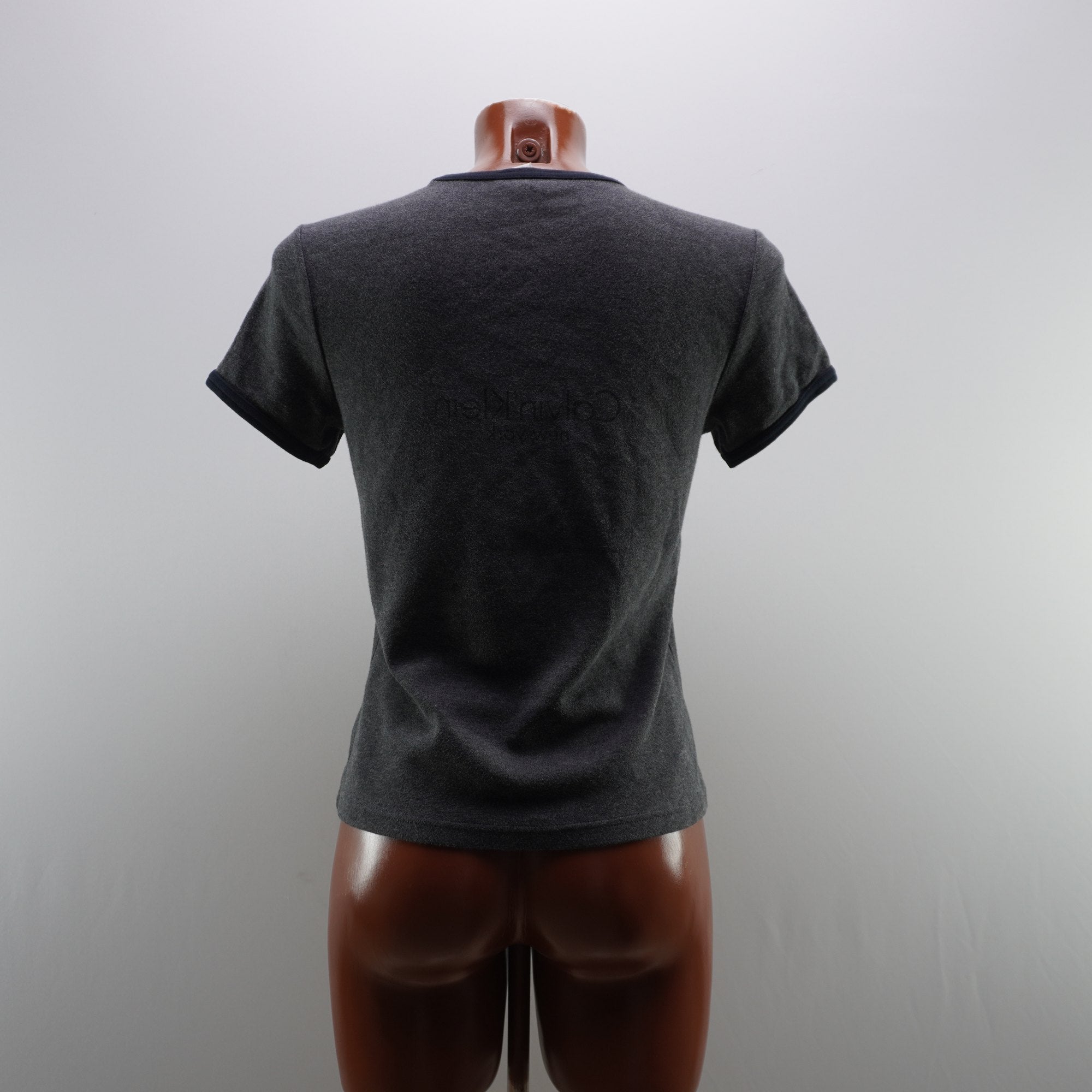 Camiseta de Manga Corta Calvin Klein para Mujer Usada - Gris, S