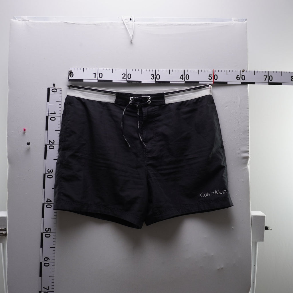 Bermudas Calvin Klein para Hombre Usadas - Negro, XL