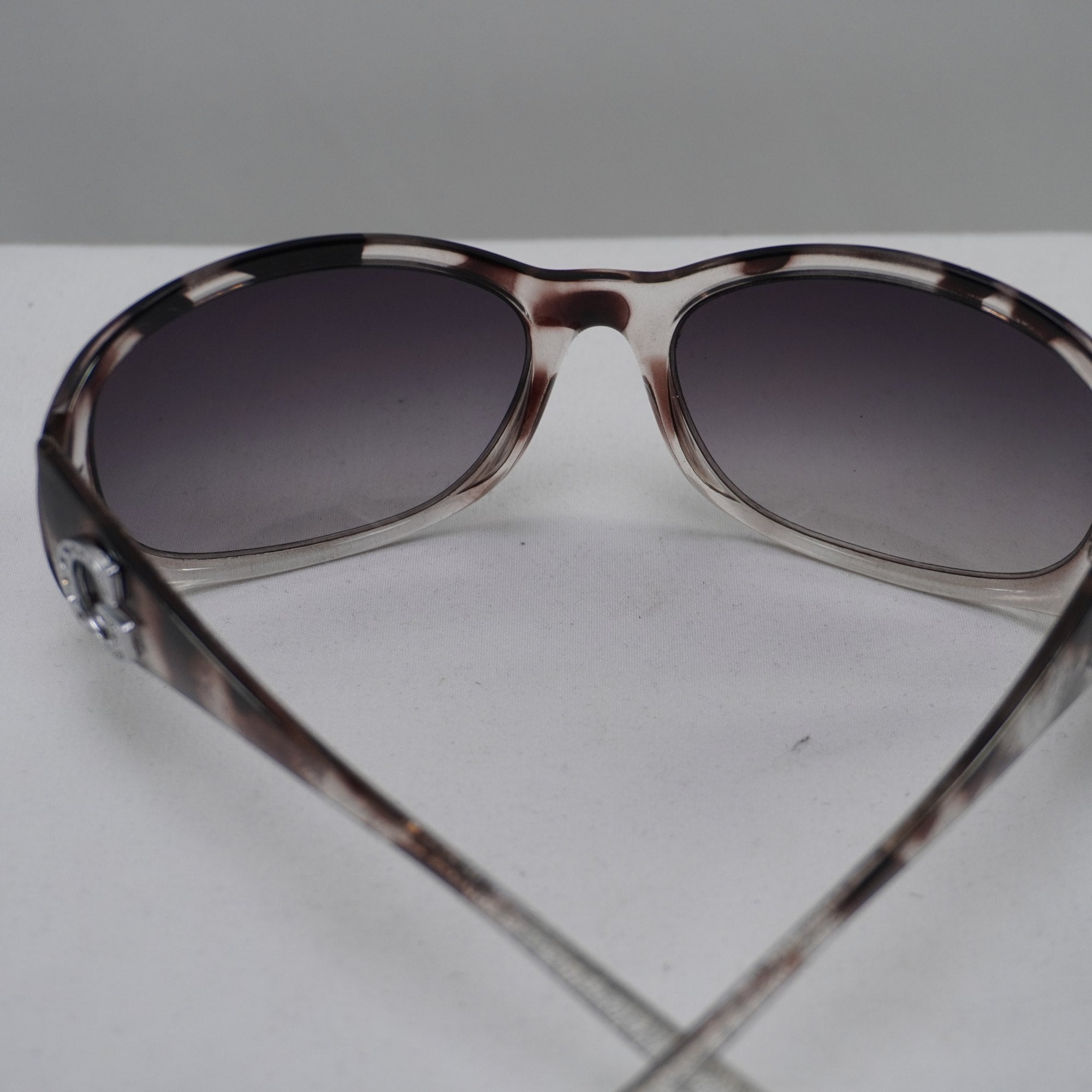 Gafas de Sol Guess para Mujeres Usadas - Marrón, Muy Buen Estado