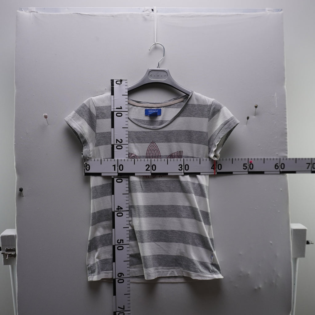 Camiseta de Manga Corta Adidas para Mujer - Gris, M, Usada en Muy Buen Estado