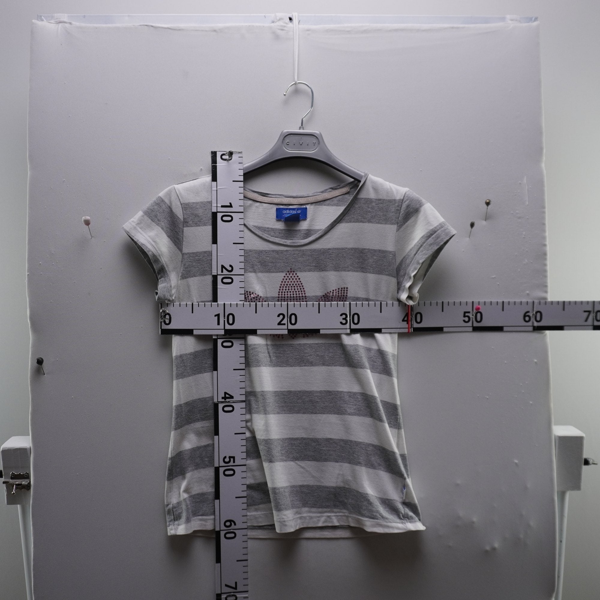Camiseta de Manga Corta Adidas para Mujer - Gris, M, Usada en Muy Buen Estado