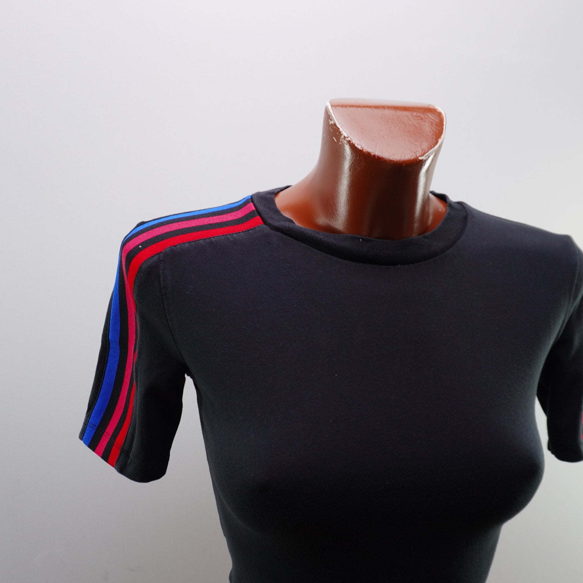 Camiseta de Manga Corta Adidas para Mujer - Negro, Talla 36, Usada en Muy Buen Estado