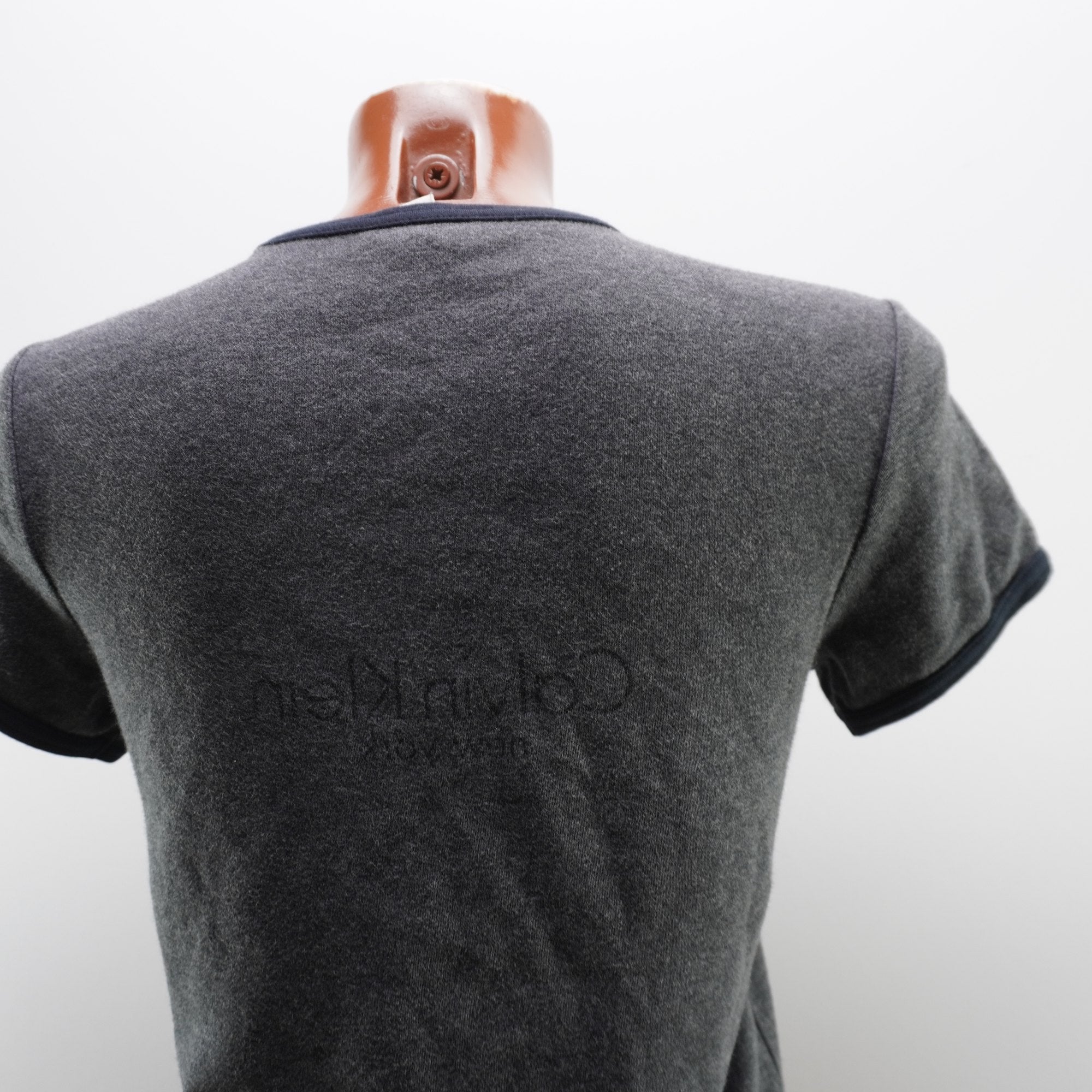 Camiseta de Manga Corta Calvin Klein para Mujer Usada - Gris, S