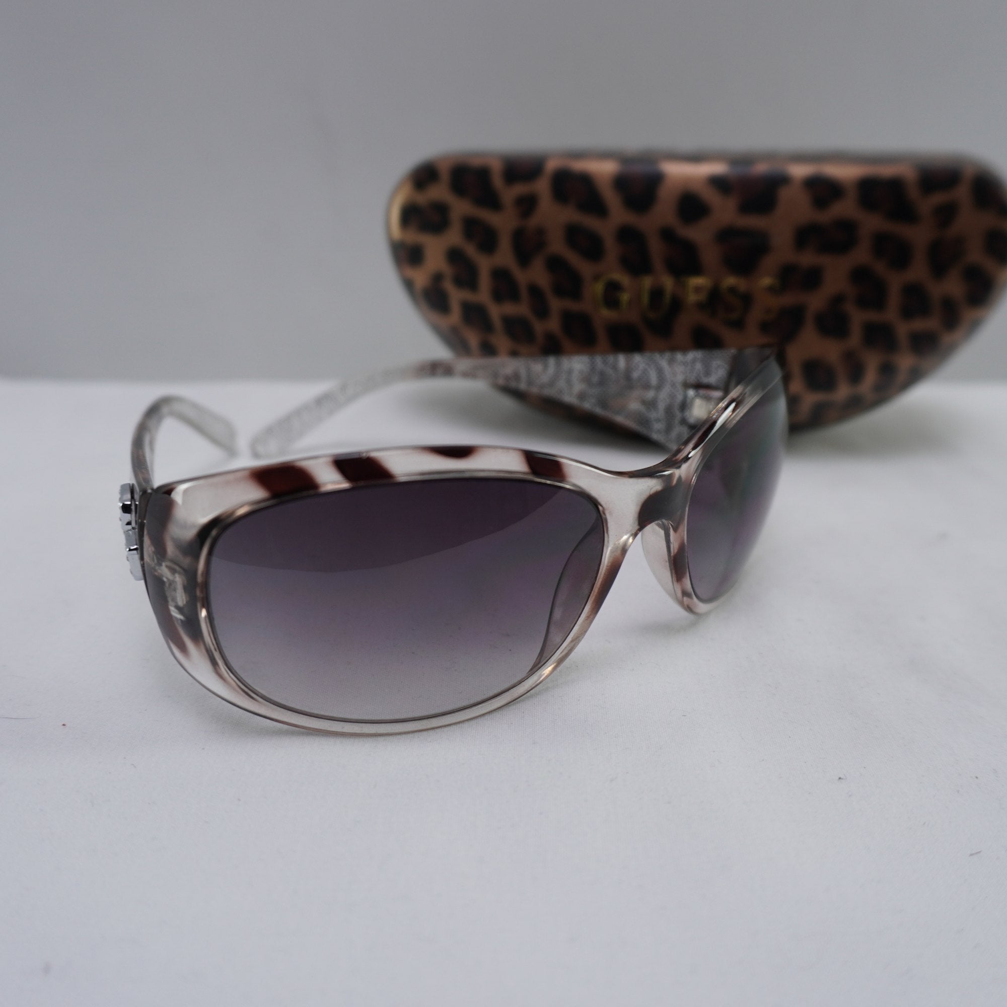 Gafas de Sol Guess para Mujeres Usadas - Marrón, Muy Buen Estado