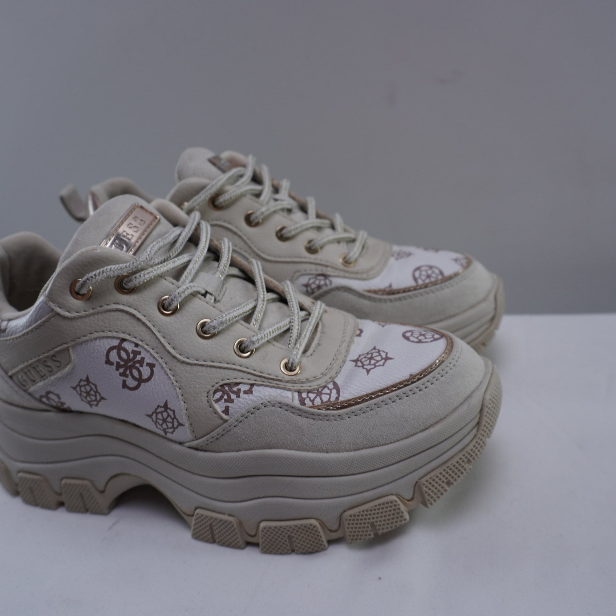 Zapatillas Guess para Mujer Usadas - Blancas, Talla 38