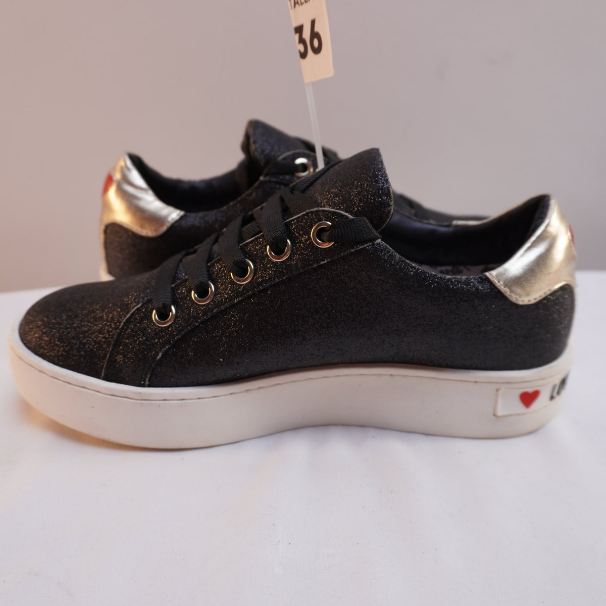 Zapatillas Moschino para Mujer Usadas - Negros, Talla 36