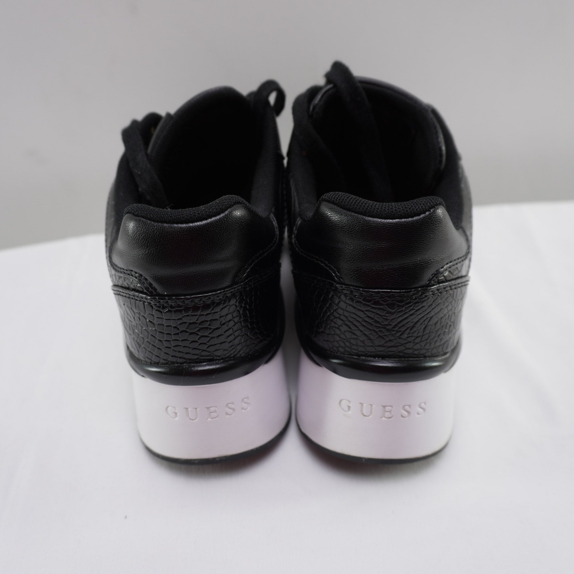 Zapatillas Guess para Mujer Usadas - Negro, Talla 39
