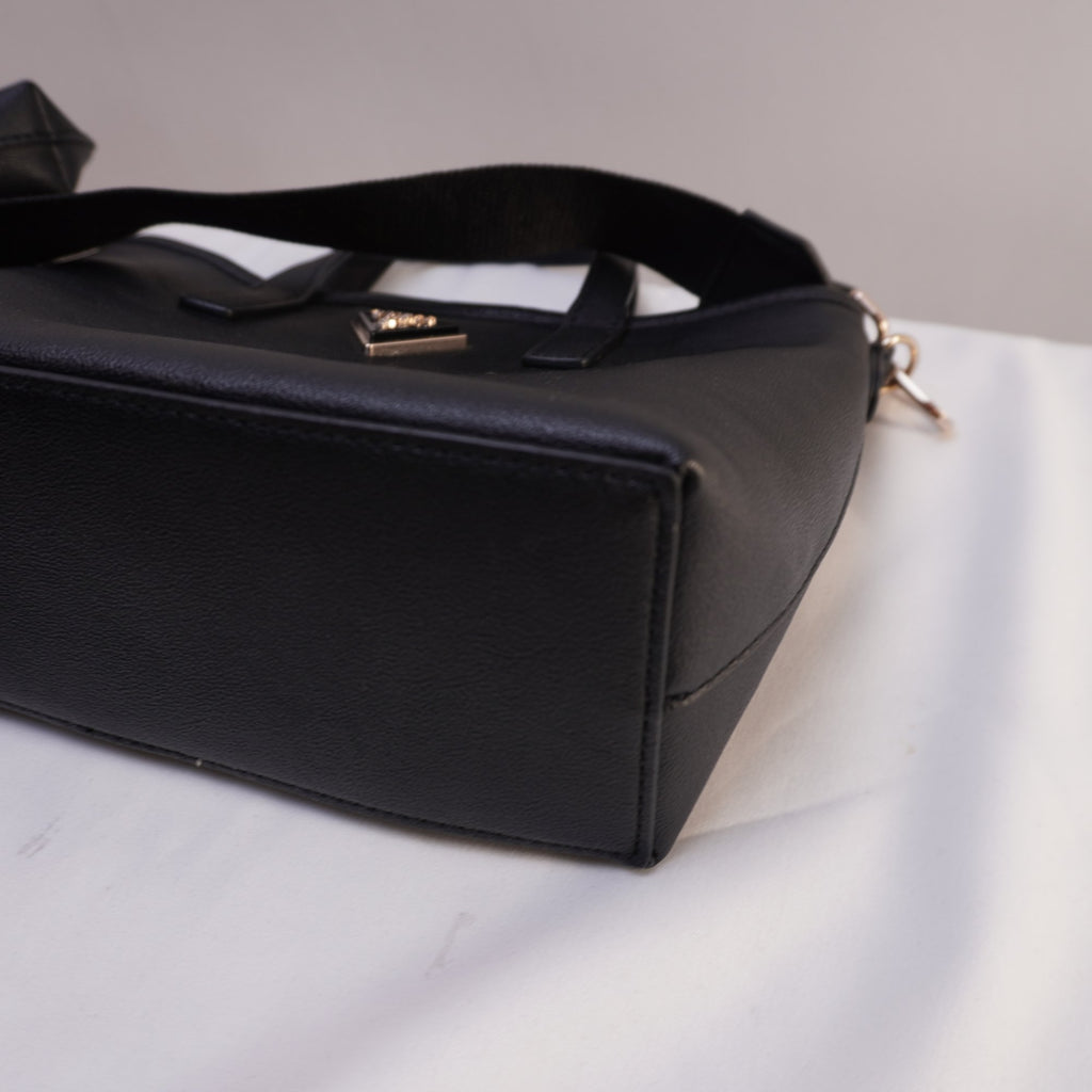 Bolso Baguette Guess para Mujer en Negro - Usado en Muy Buen Estado