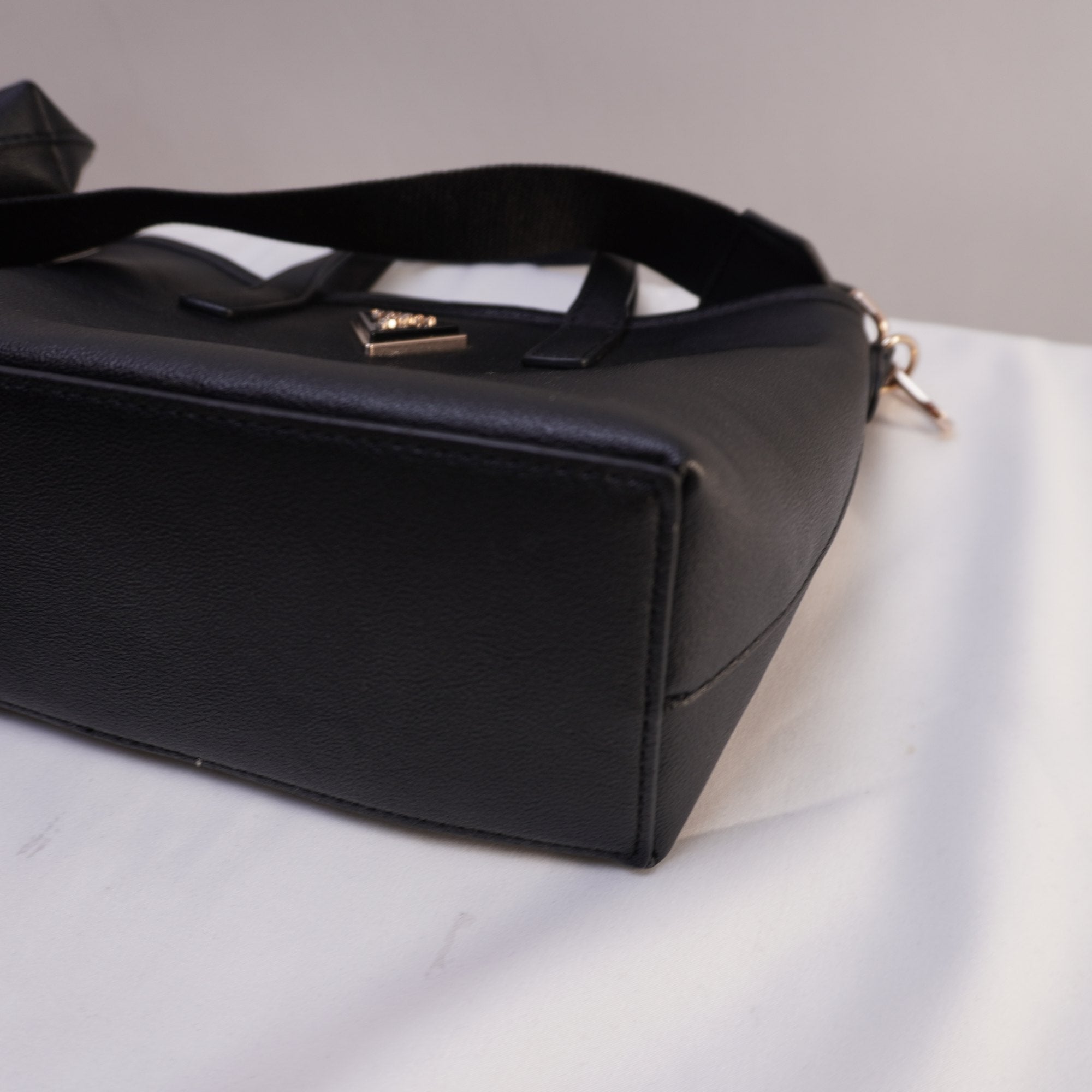 Bolso Baguette Guess para Mujer en Negro - Usado en Muy Buen Estado