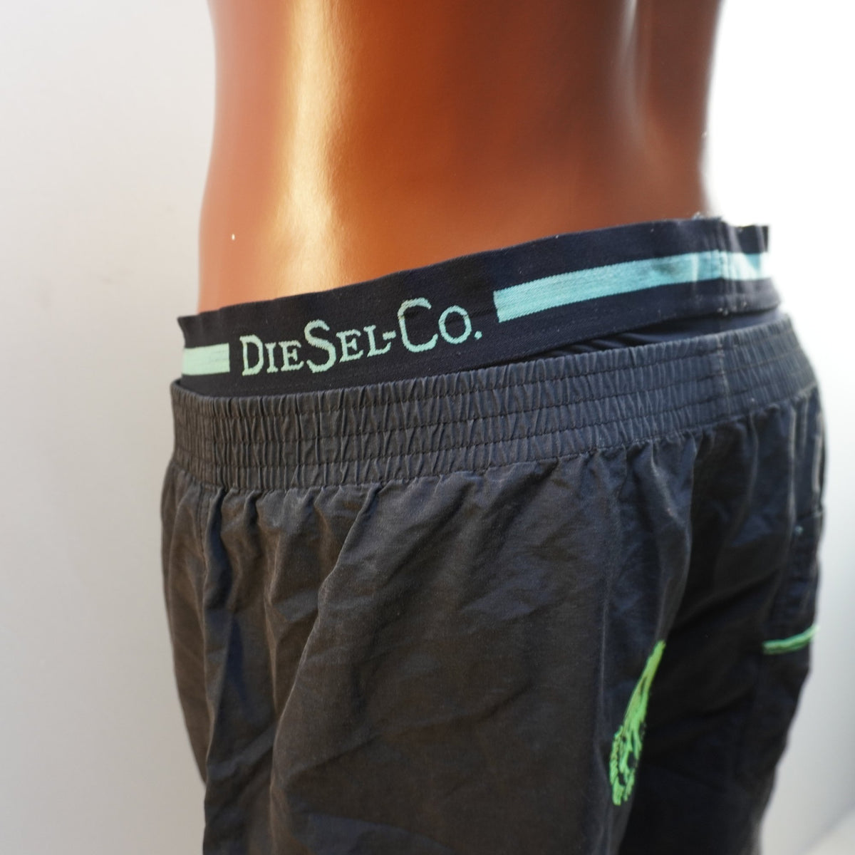 Bermudas Diesel para Hombre Usadas - Negros, L