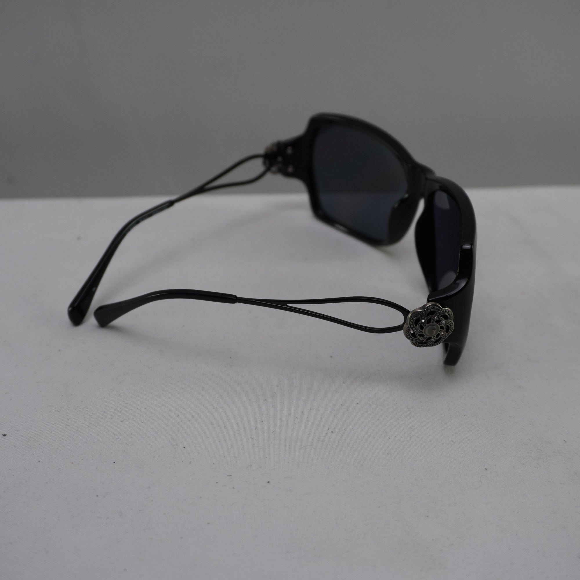 Gafas de Sol Guess para Mujeres Usadas - Negro, Excelente Estado