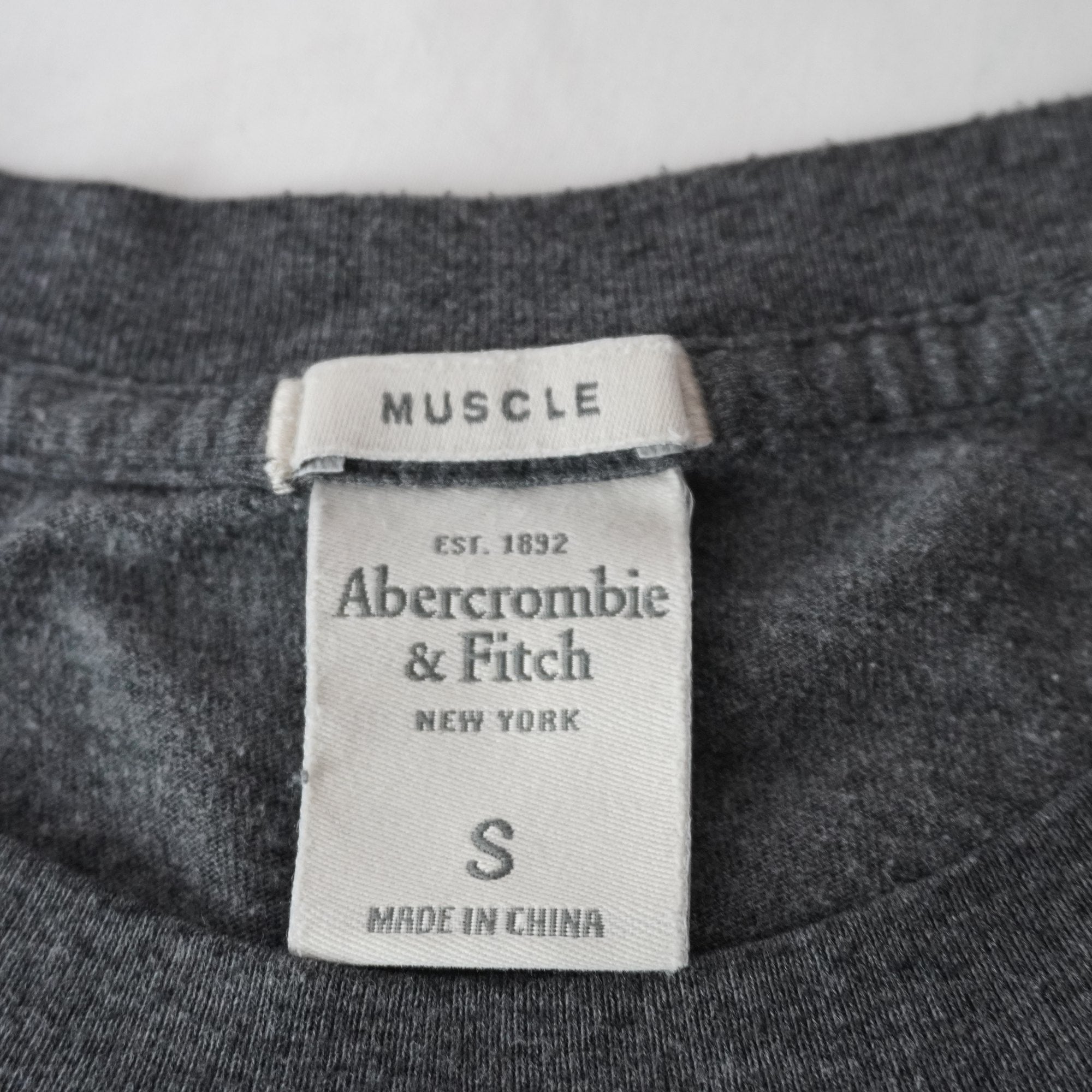 Camiseta de Manga Corta Abercrombie & Fitch para Hombre Usada - Gris, S