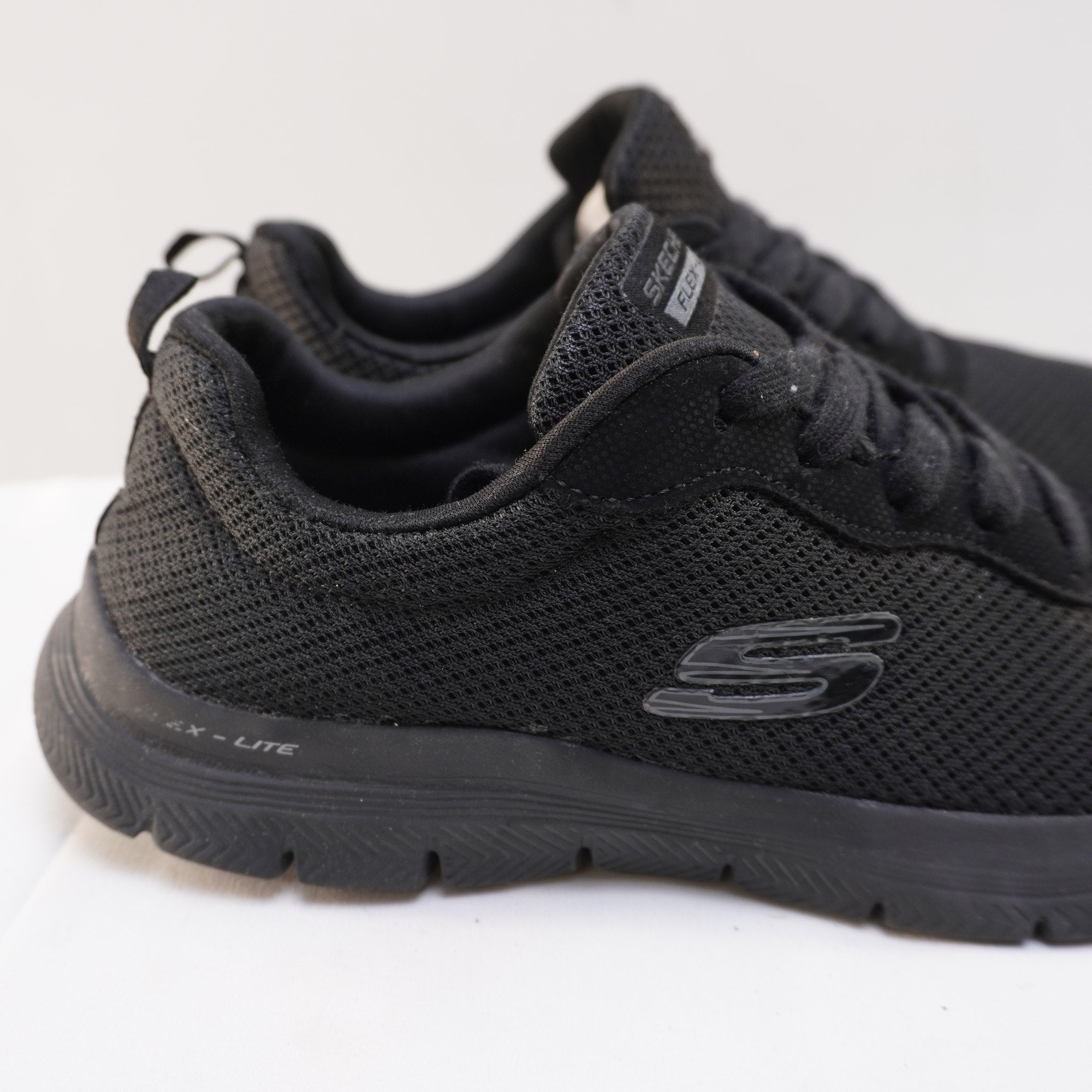 Zapatillas Skechers para Mujer Usadas - Negro, Talla 38