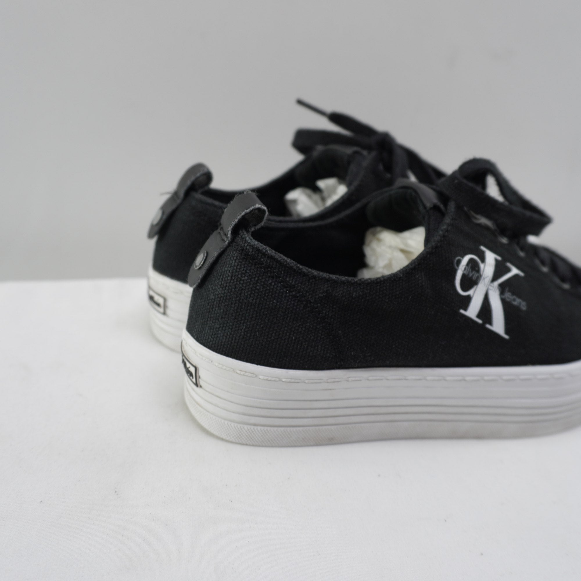 Zapatillas Calvin Klein para Mujer Usadas - Negros, Talla 38