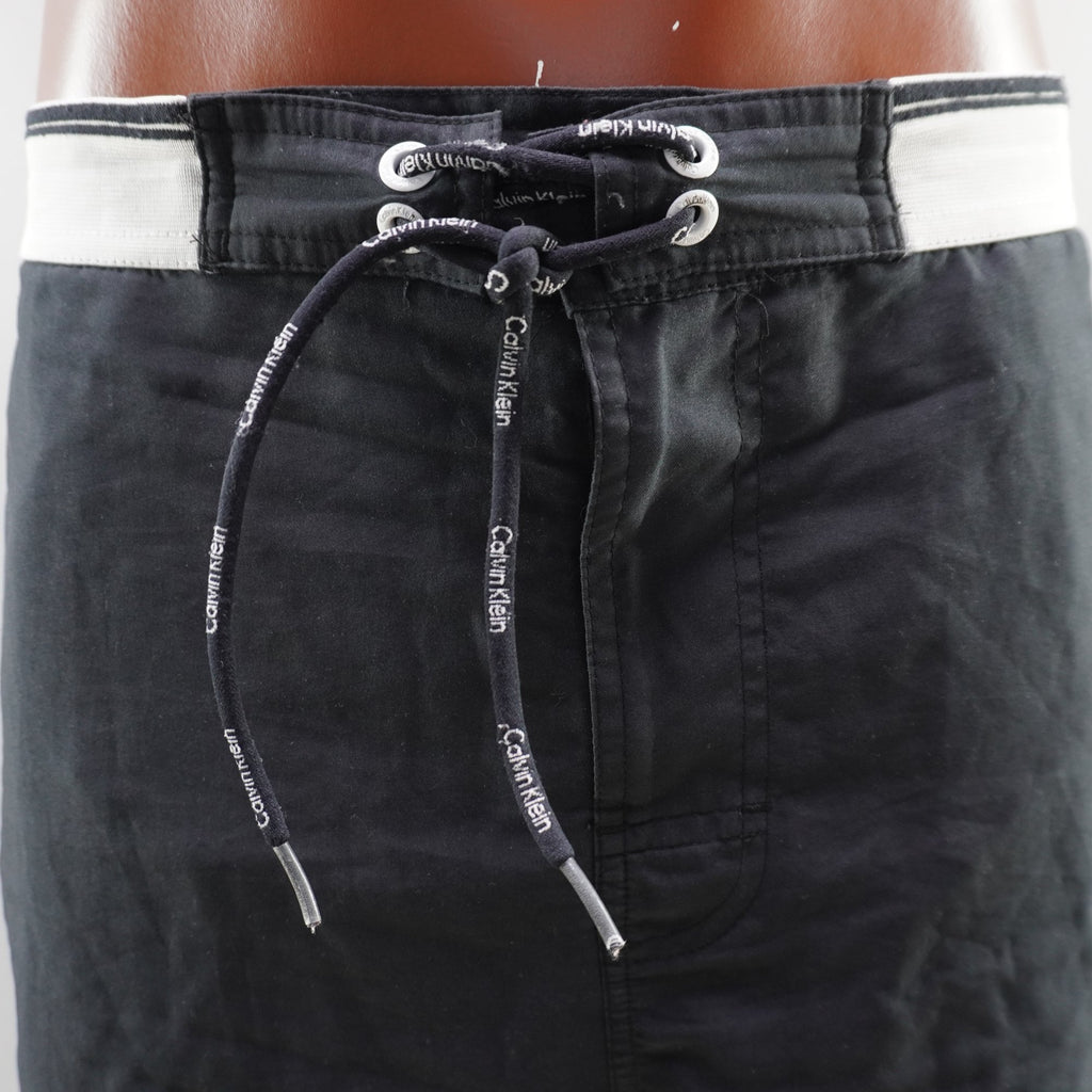 Bermudas Calvin Klein para Hombre Usadas - Negro, XL