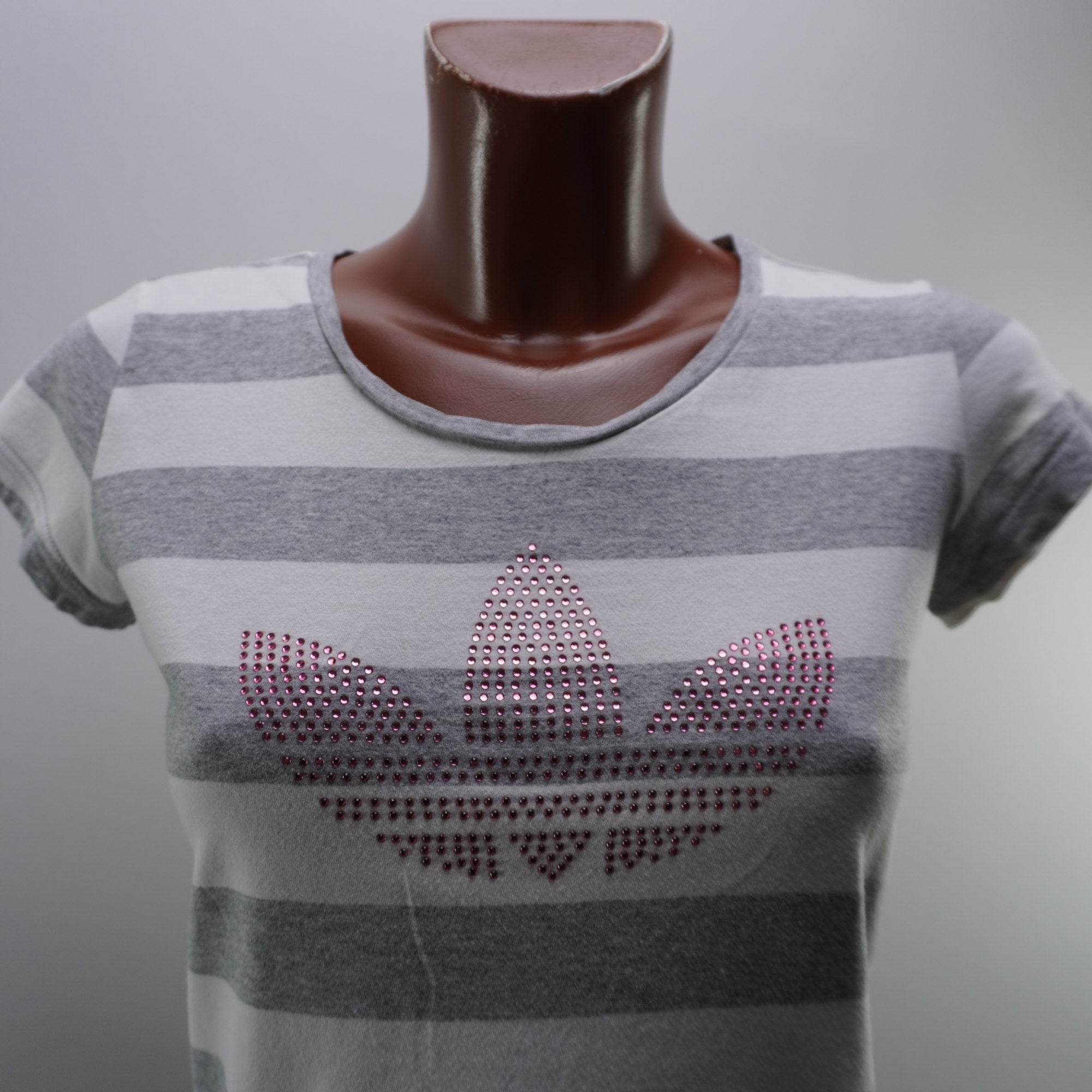 Camiseta de Manga Corta Adidas para Mujer - Gris, M, Usada en Muy Buen Estado
