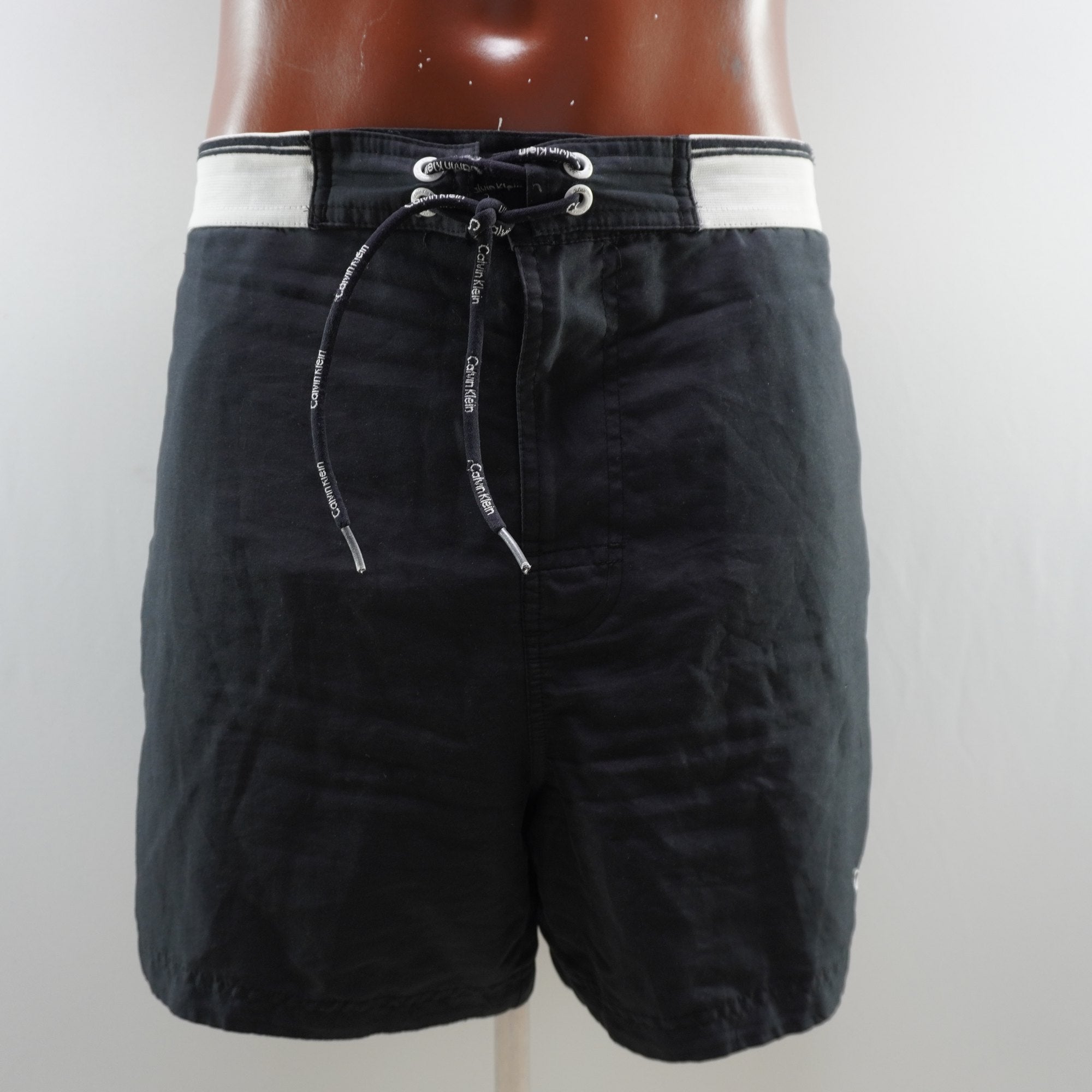 Bermudas Calvin Klein para Hombre Usadas - Negro, XL