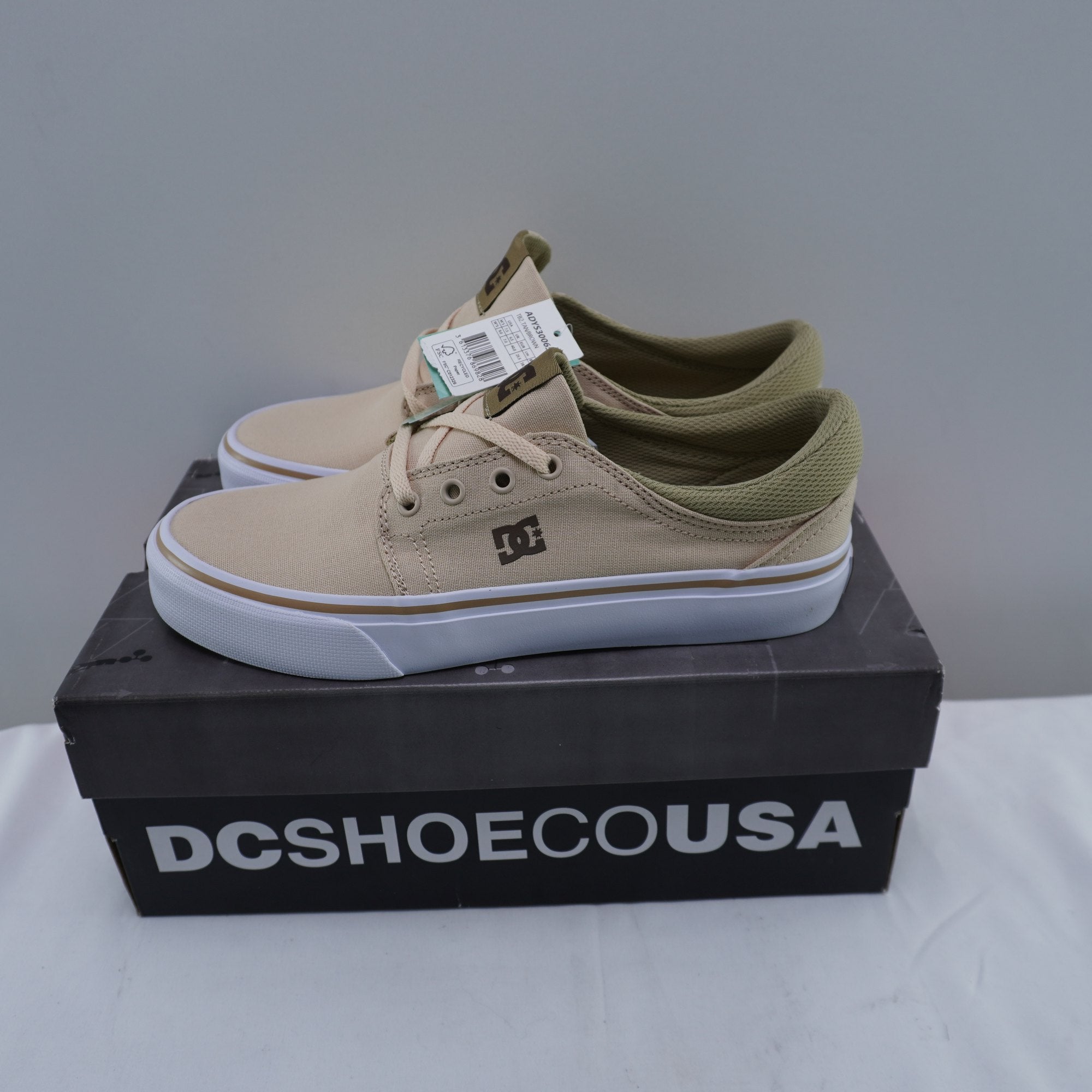 Zapatillas DC Shoes para Mujeres Usadas - Beige, Talla 40