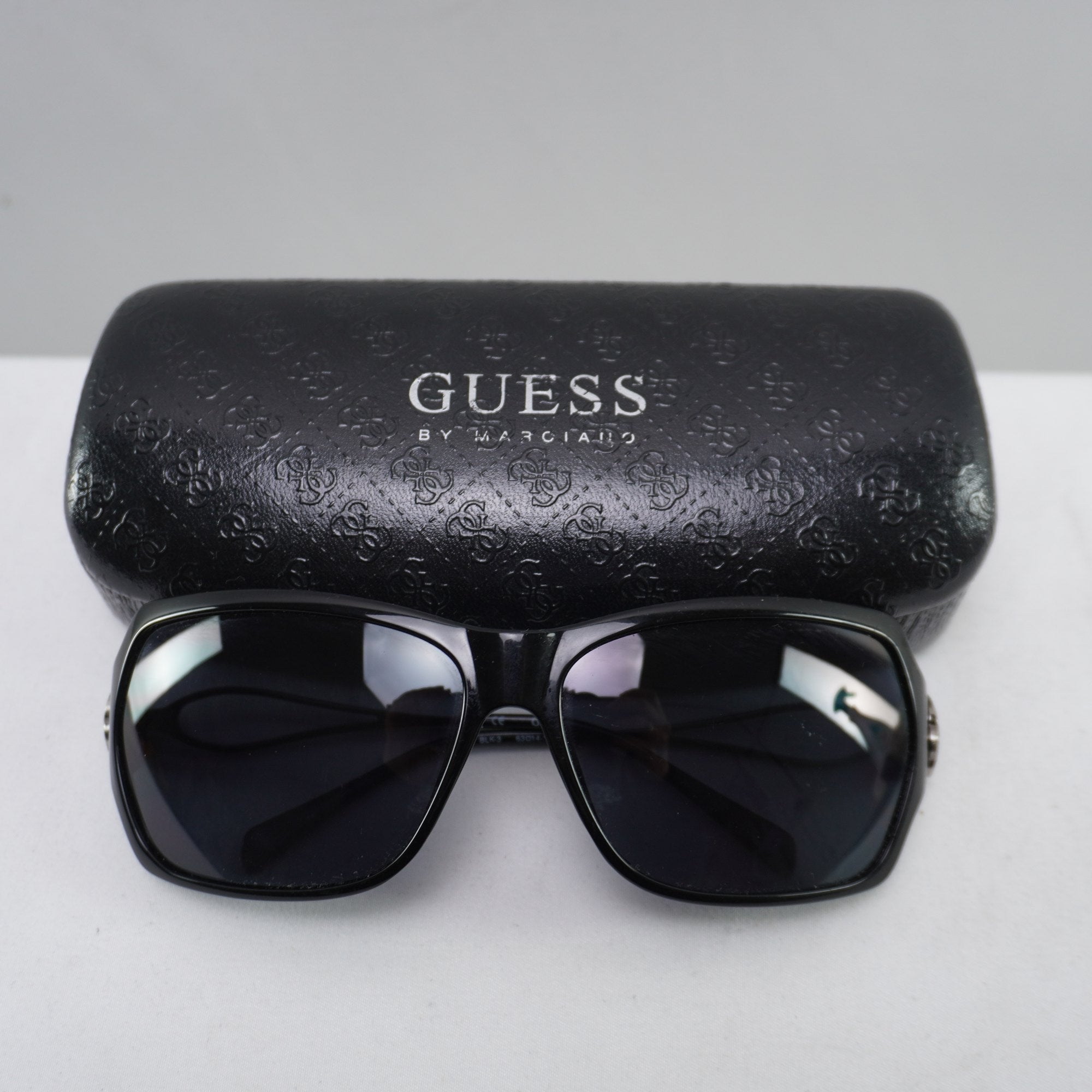 Gafas de Sol Guess para Mujeres Usadas - Negro, Excelente Estado