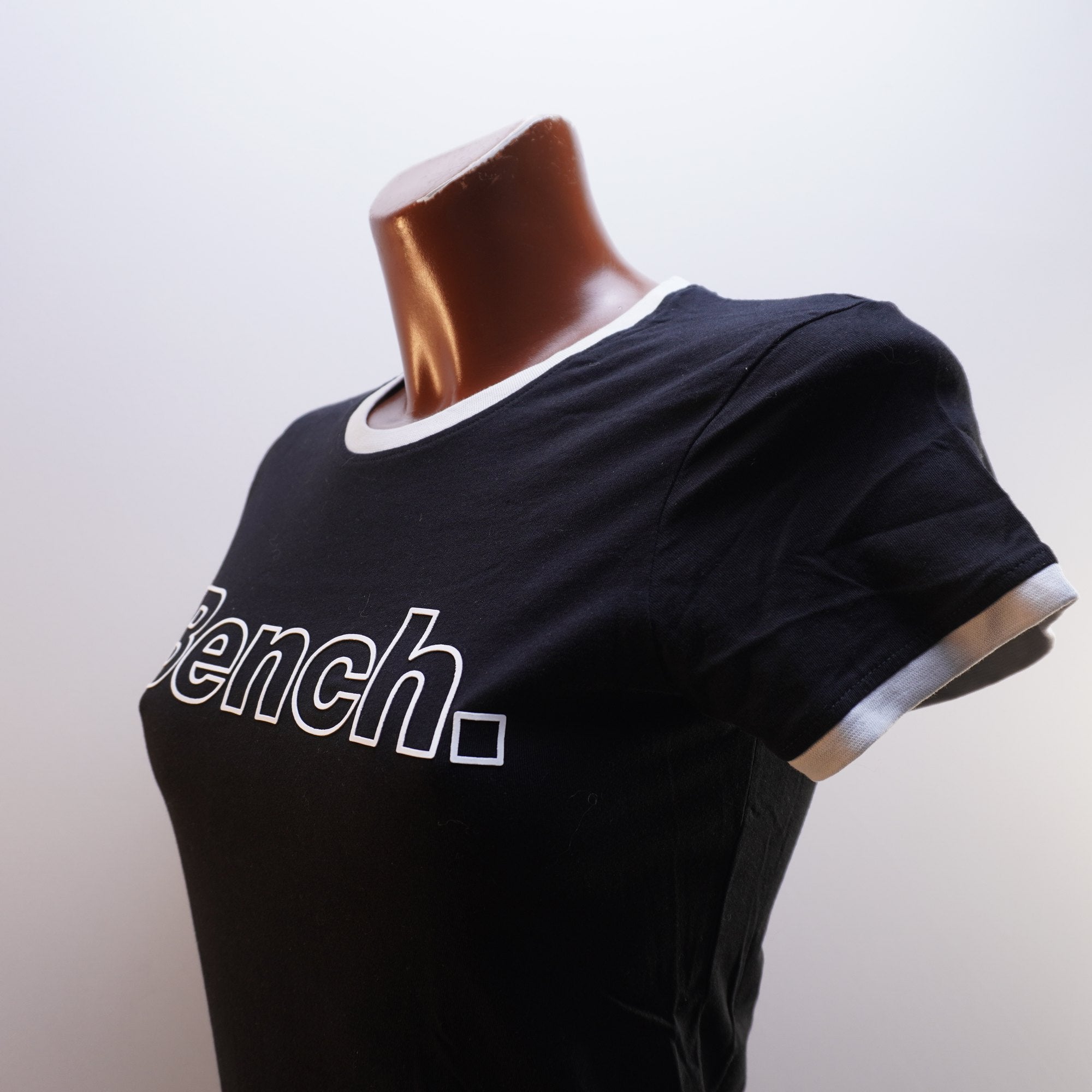 Camiseta de Manga Corta Bench para Mujer Usada - Negra, Mediana (M)