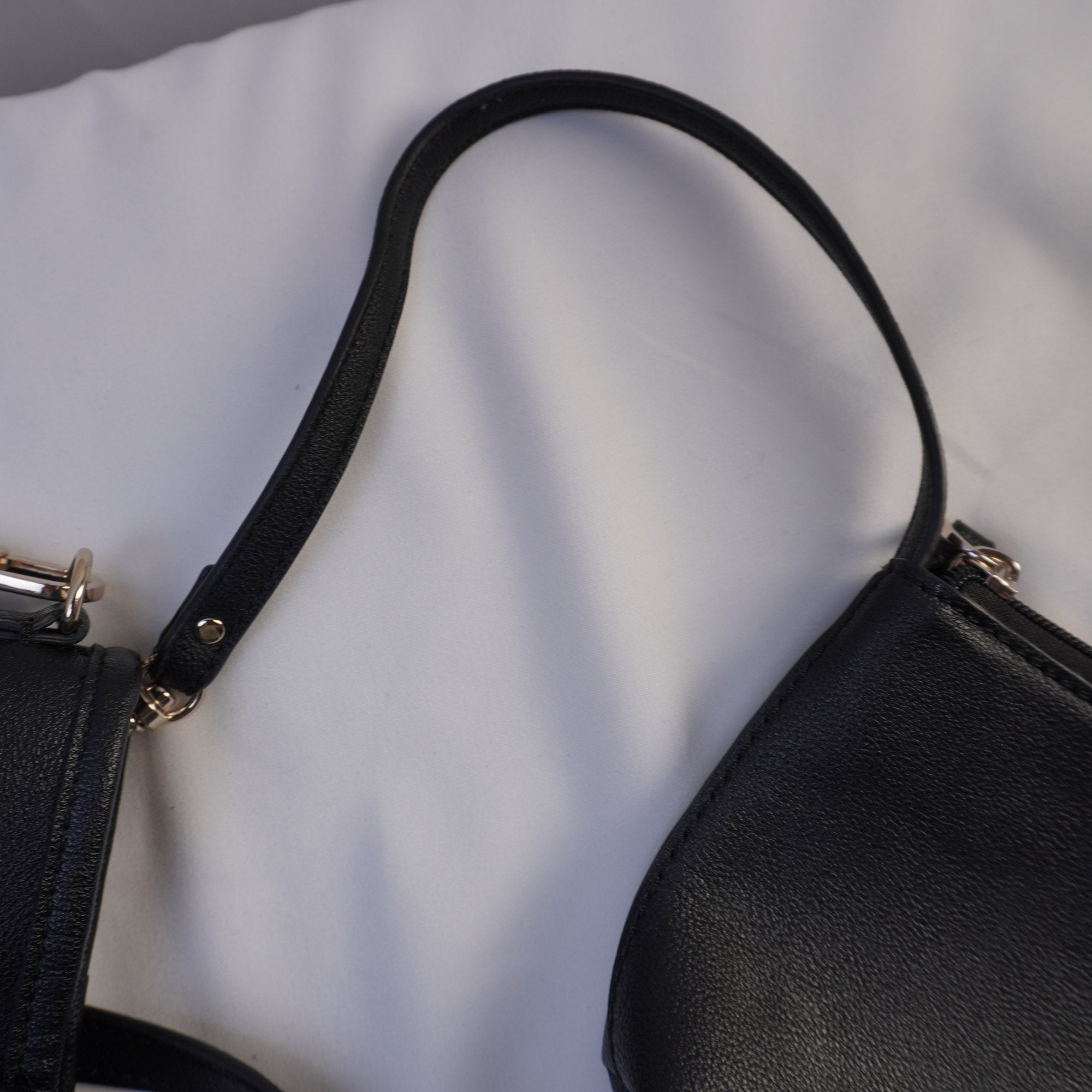 Bolso Baguette Guess para Mujer en Negro - Usado en Muy Buen Estado