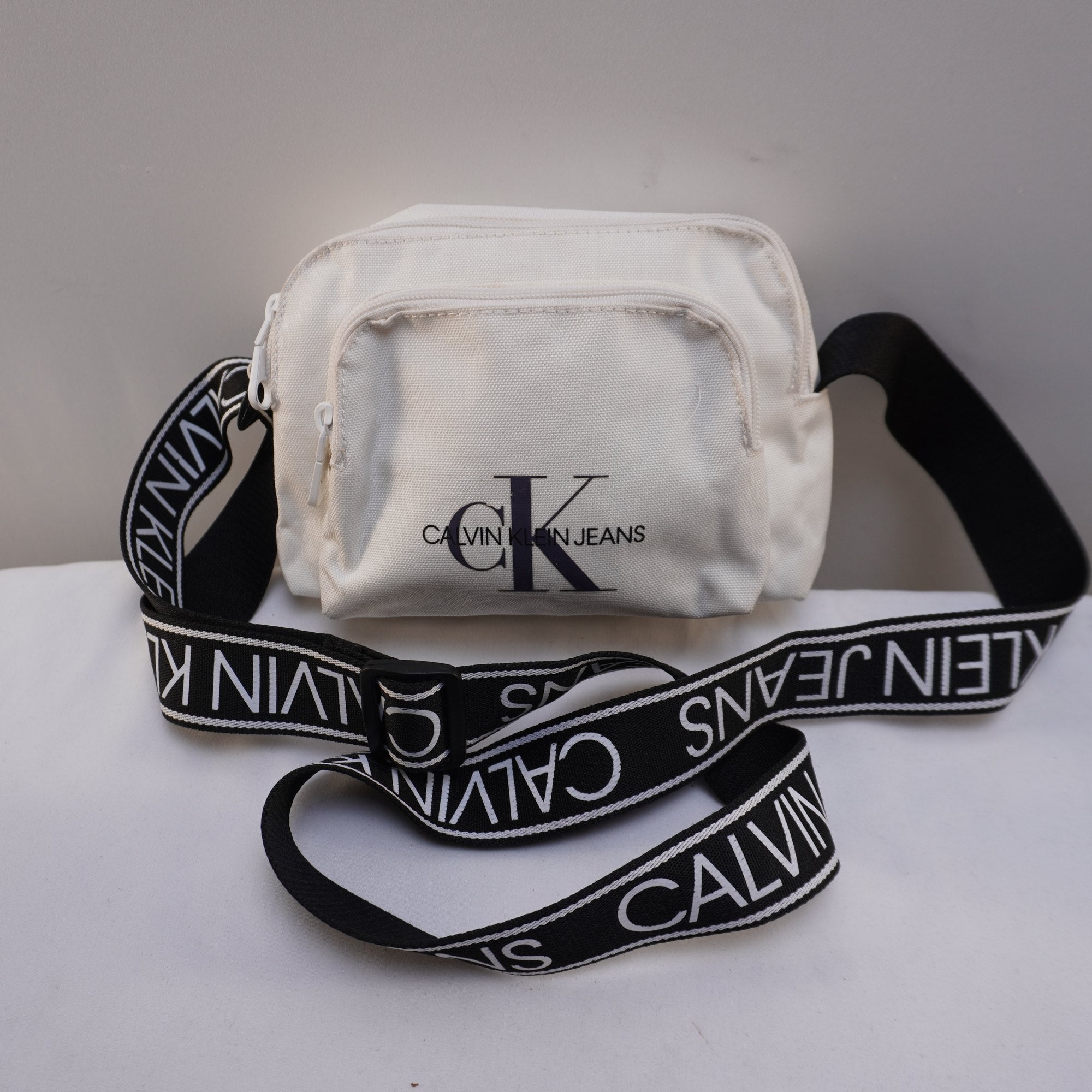Bolso Baguette Calvin Klein para Mujer Usado - Blanco, Muy Buen Estado