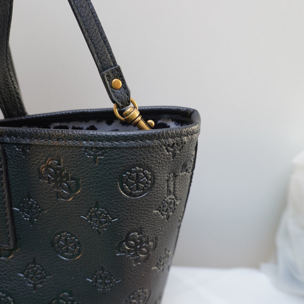 Bolso Baguette Guess para Mujer Usado - Negro