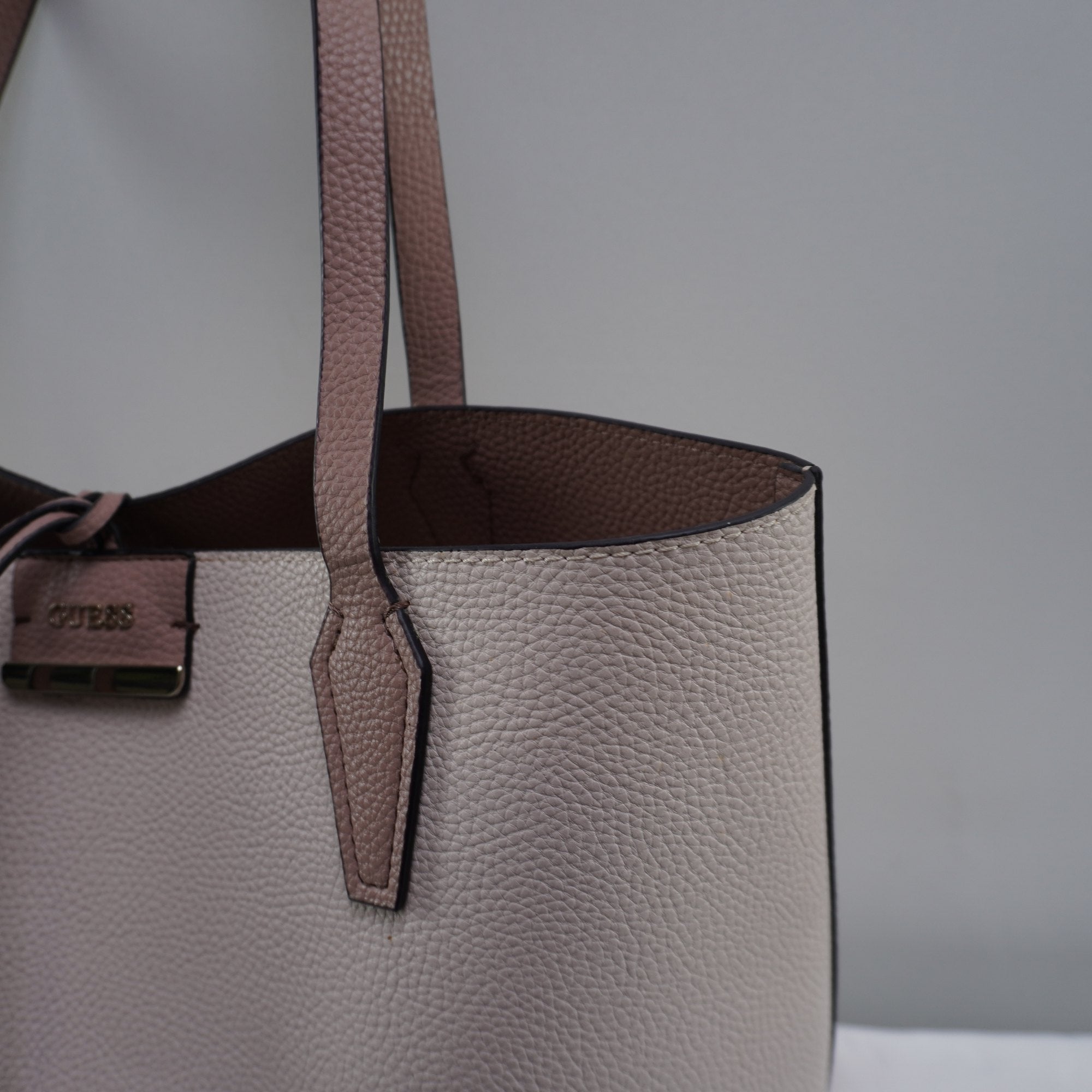 Bolso Baguette Guess para Mujer Usado - Rosa