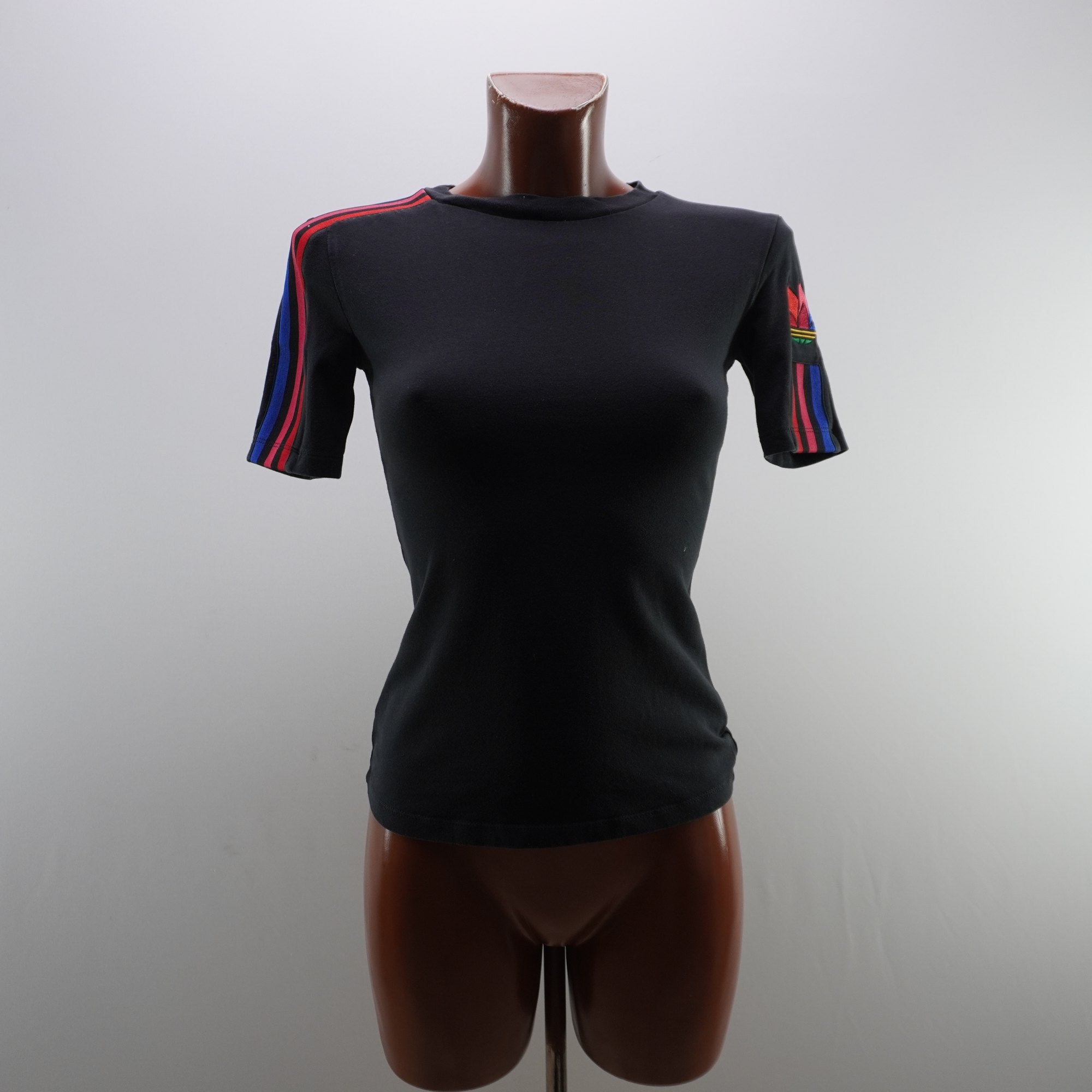 Camiseta de Manga Corta Adidas para Mujer - Negro, Talla 36, Usada en Muy Buen Estado