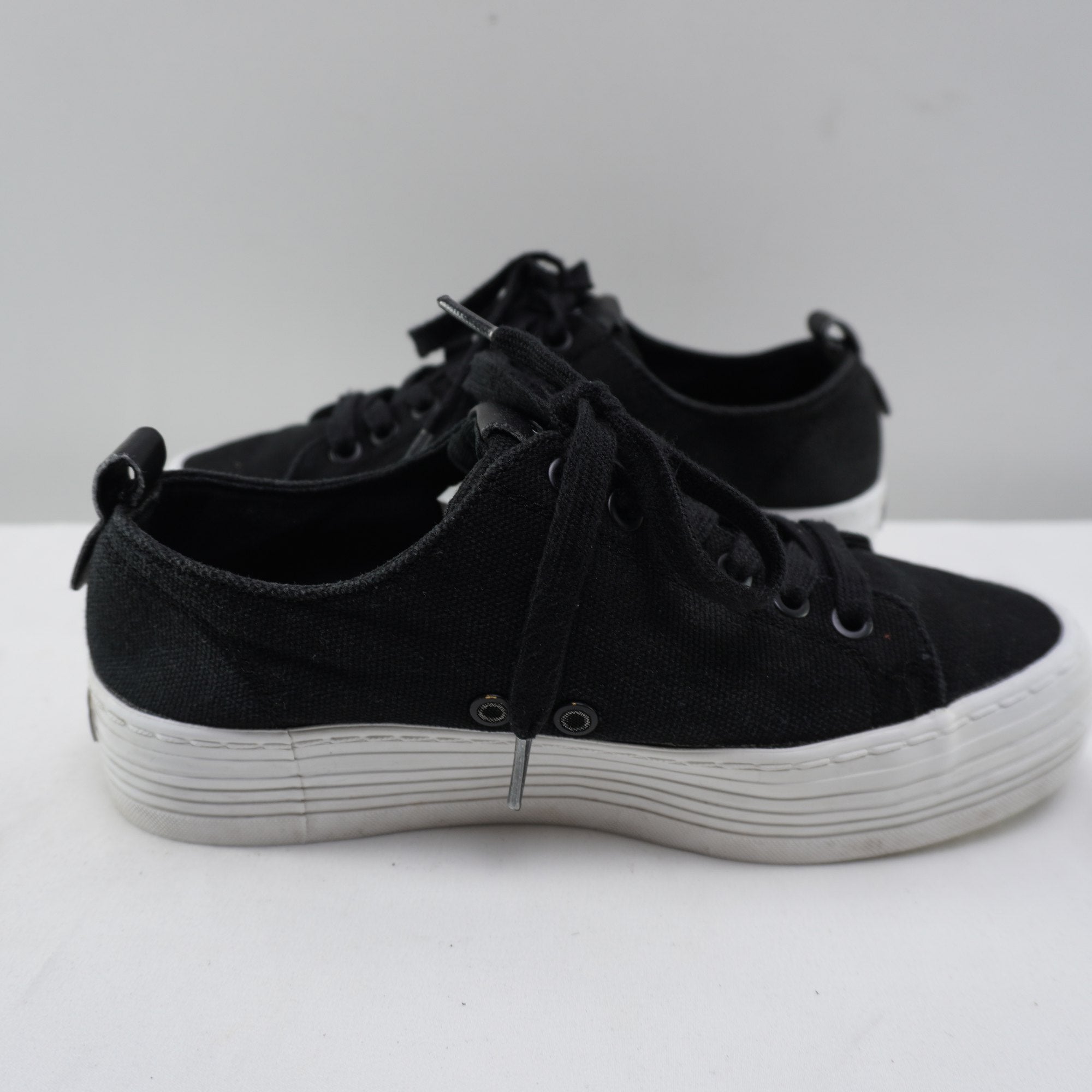 Zapatillas Calvin Klein para Mujer Usadas - Negros, Talla 38