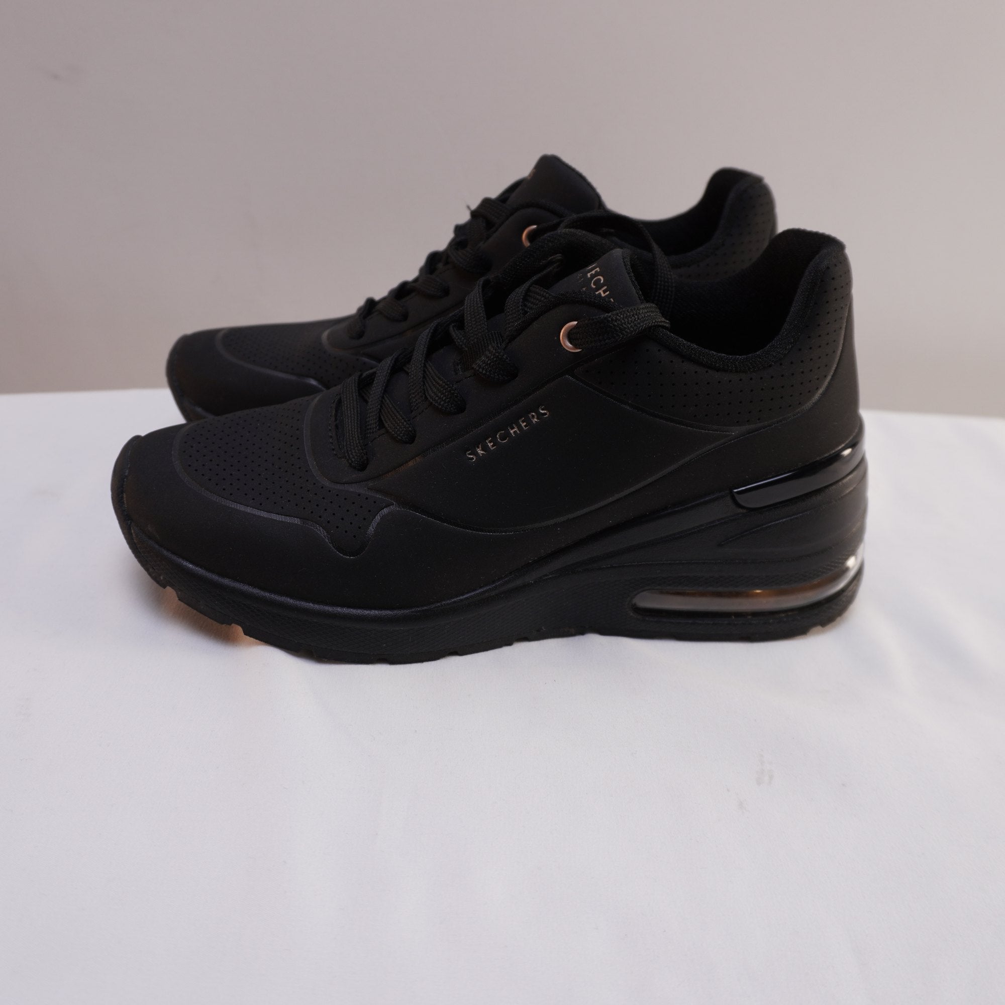 Zapatillas Skechers para Mujer Usadas - Negro, Talla 38