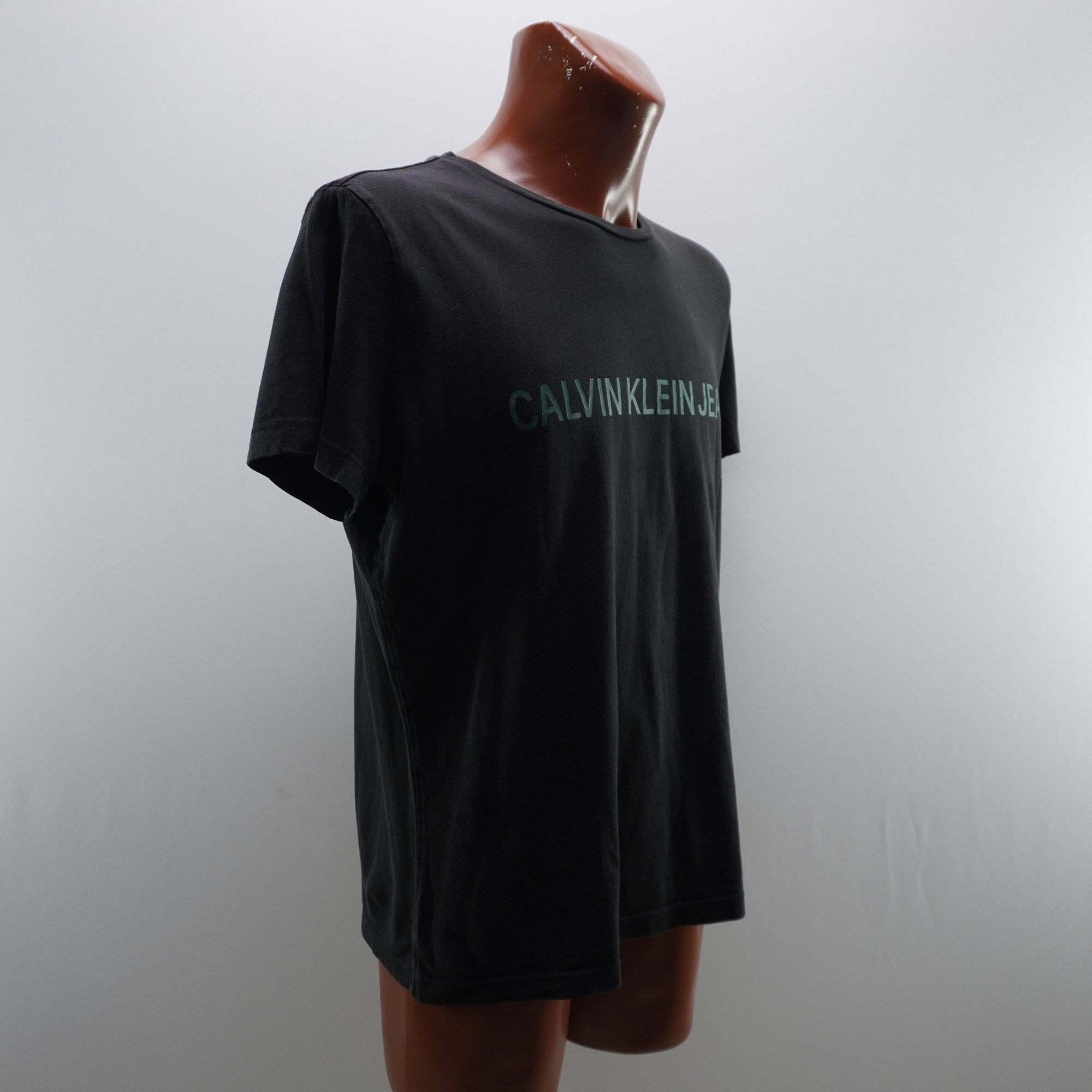Camiseta de Manga Corta Calvin Klein para Mujer Usada - Negra, XL