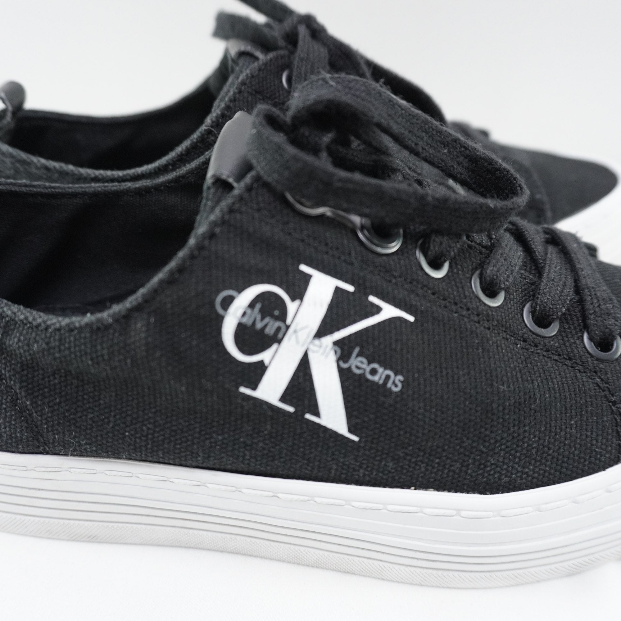 Zapatillas Calvin Klein para Mujer Usadas - Negros, Talla 38
