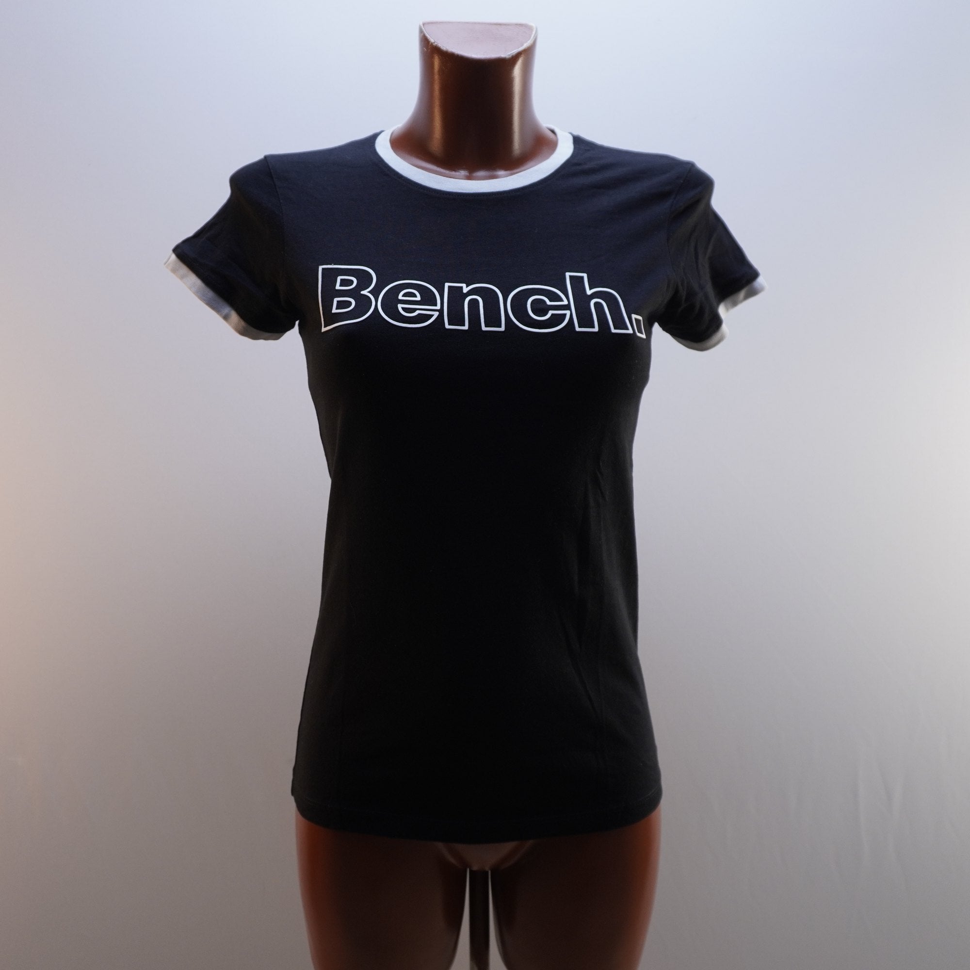 Camiseta de Manga Corta Bench para Mujer Usada - Negra, Mediana (M)