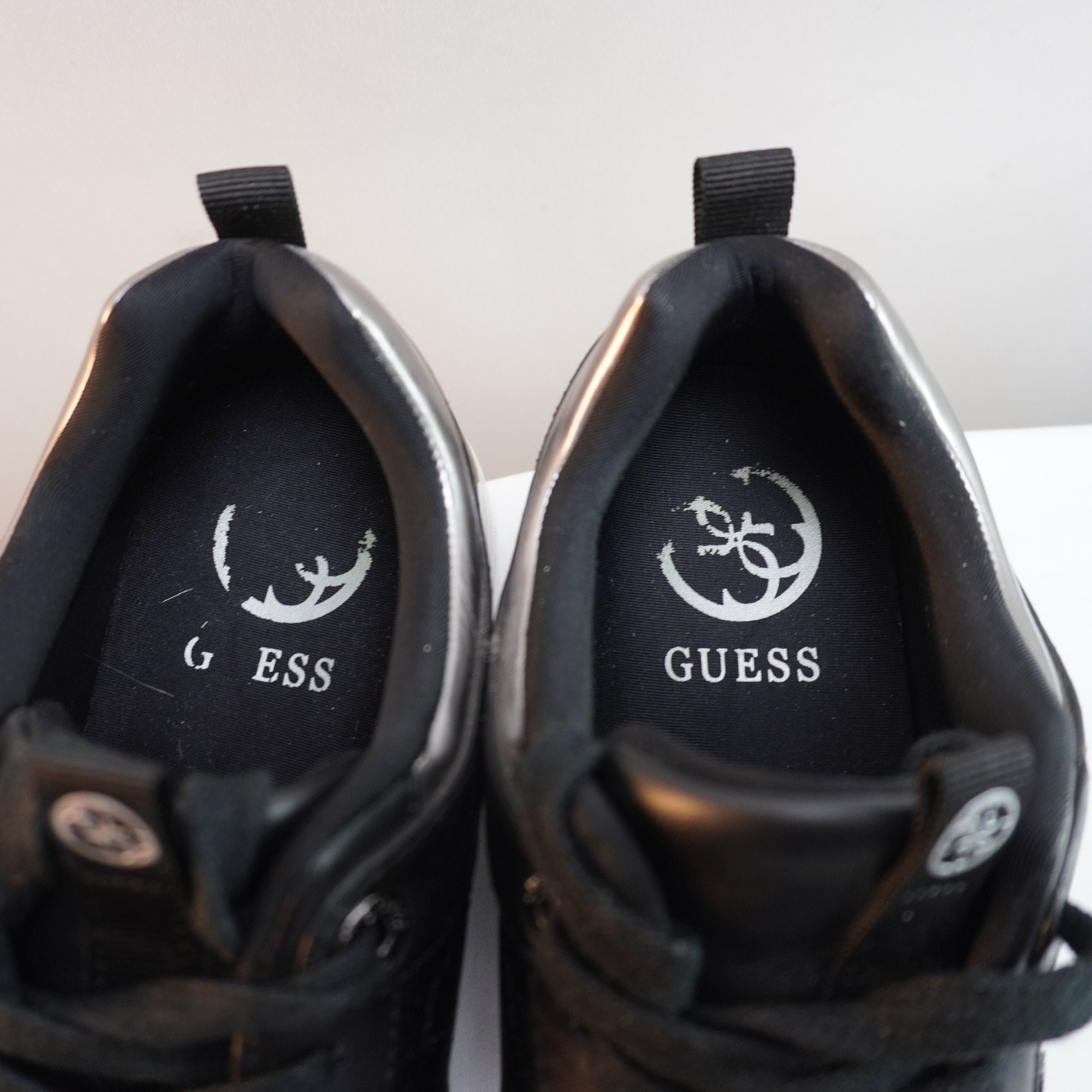 Zapatillas Guess para Mujer Usadas - Negros, Talla 37