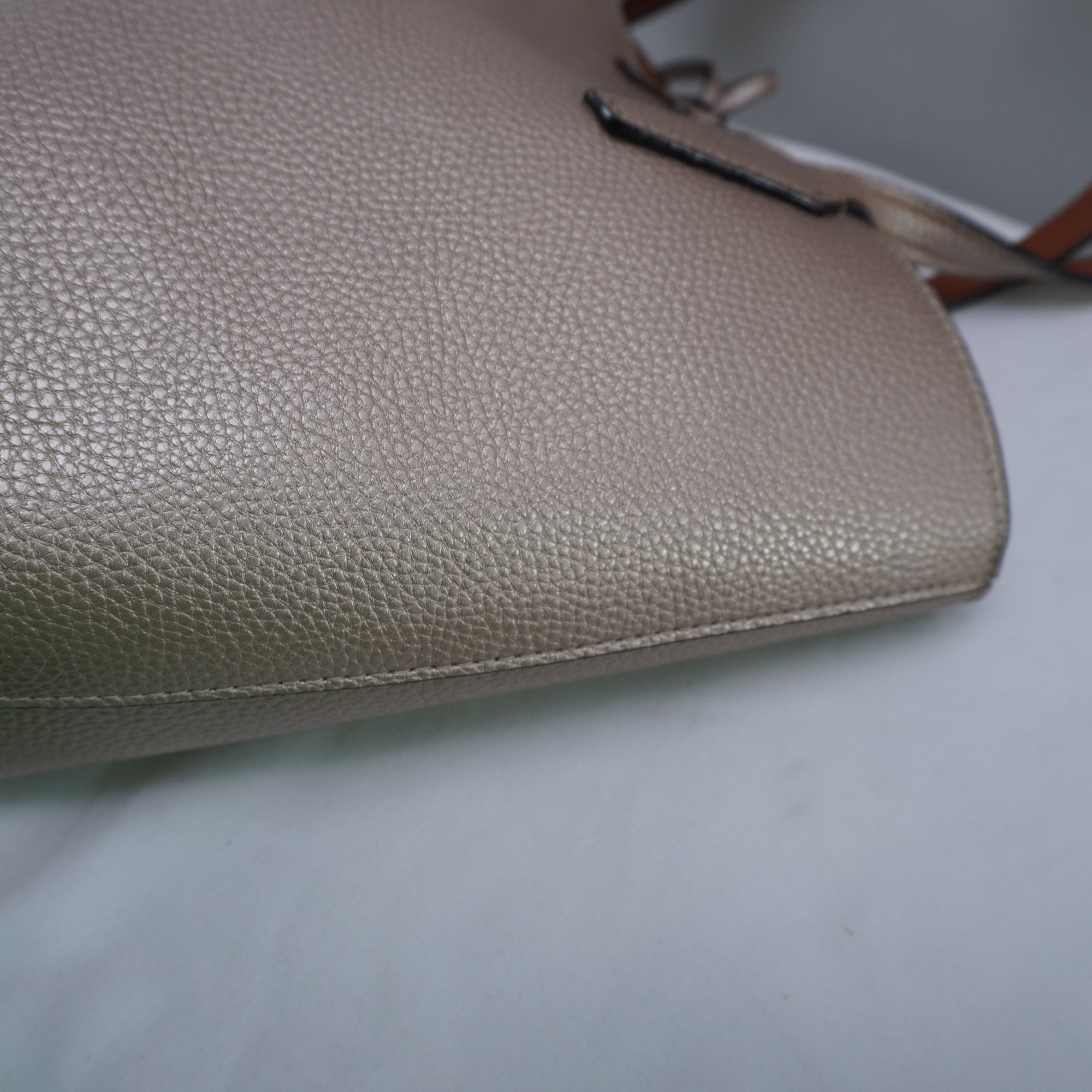 Bolso Baguette Guess para Mujer Usado - Rosa en Muy Buen Estado