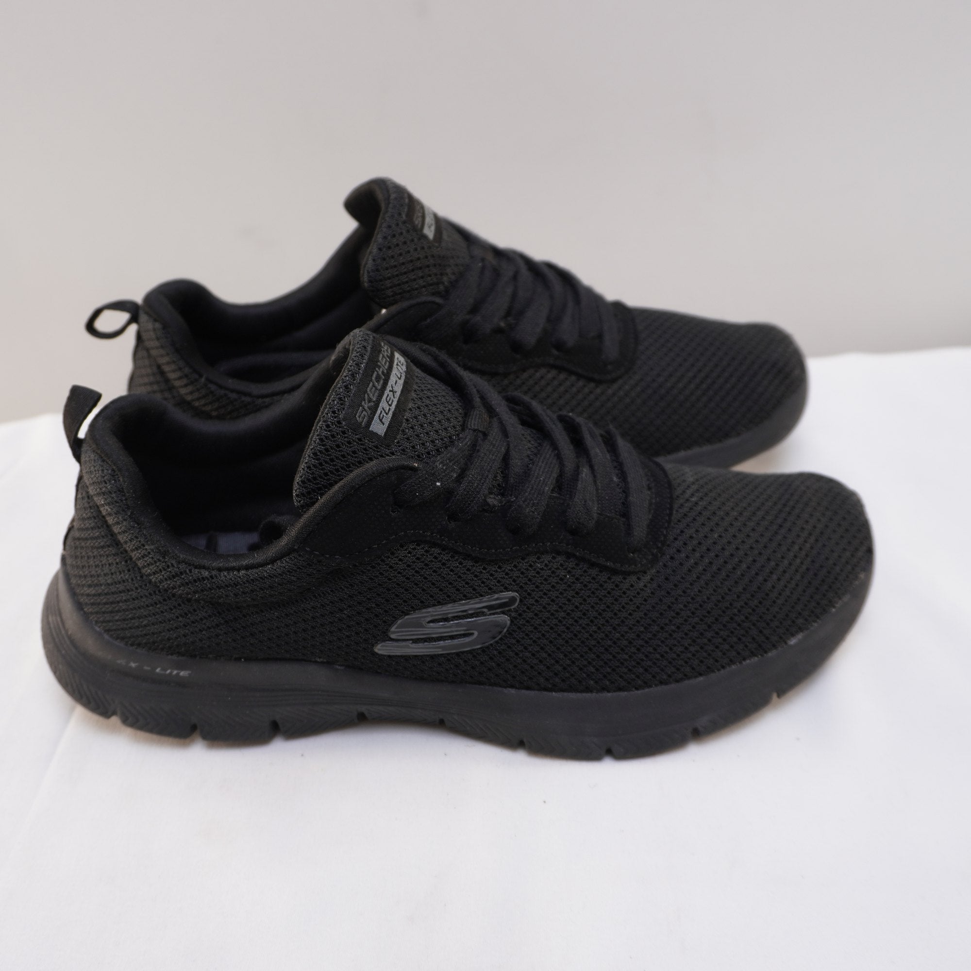 Zapatillas Skechers para Mujer Usadas - Negro, Talla 38