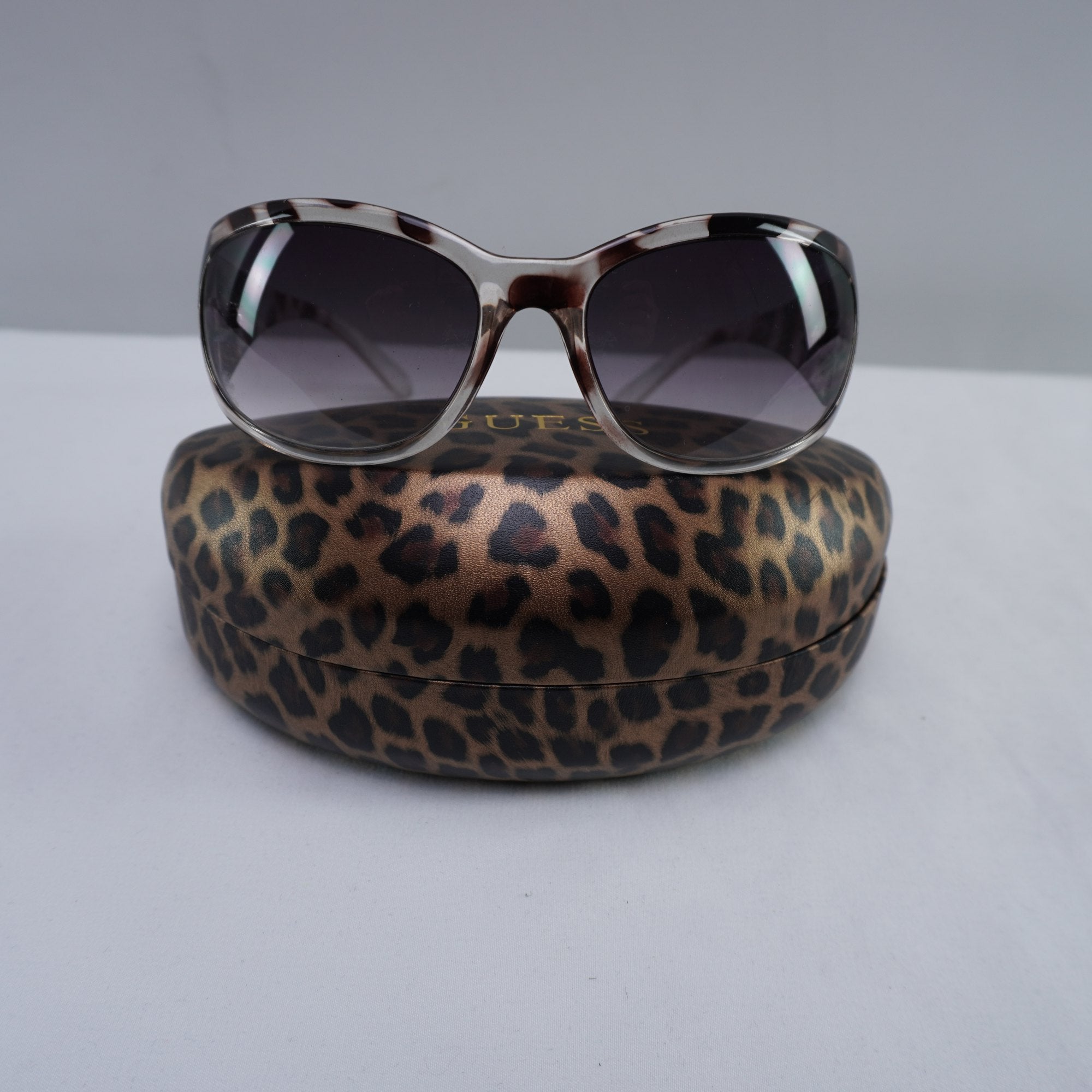 Gafas de Sol Guess para Mujeres Usadas - Marrón, Muy Buen Estado