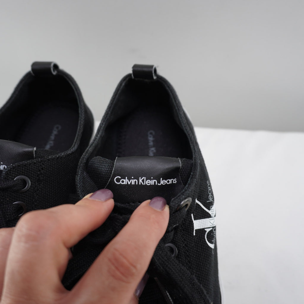 Zapatillas Calvin Klein para Mujer Usadas - Negros, Talla 38