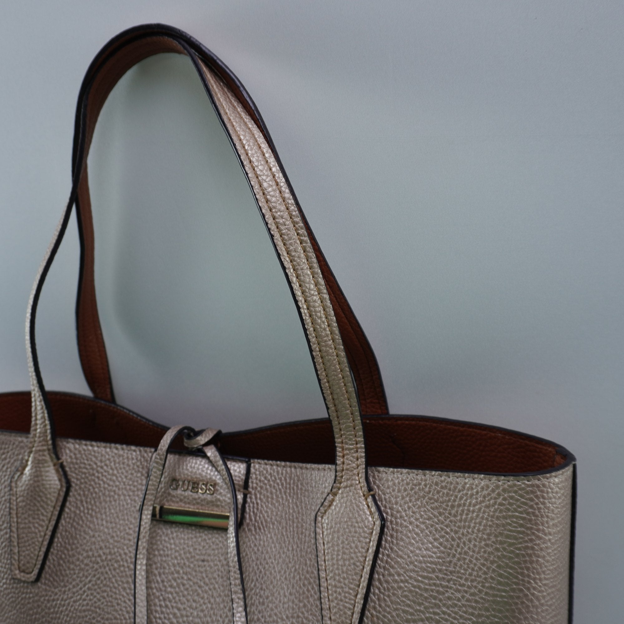 Bolso Baguette Guess para Mujer Usado - Rosa en Muy Buen Estado