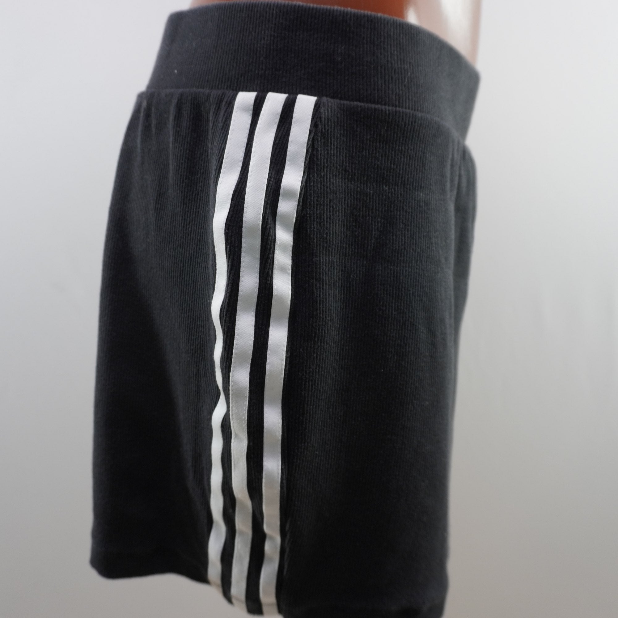 Falda Adidas para Mujer Usada - Negra, M