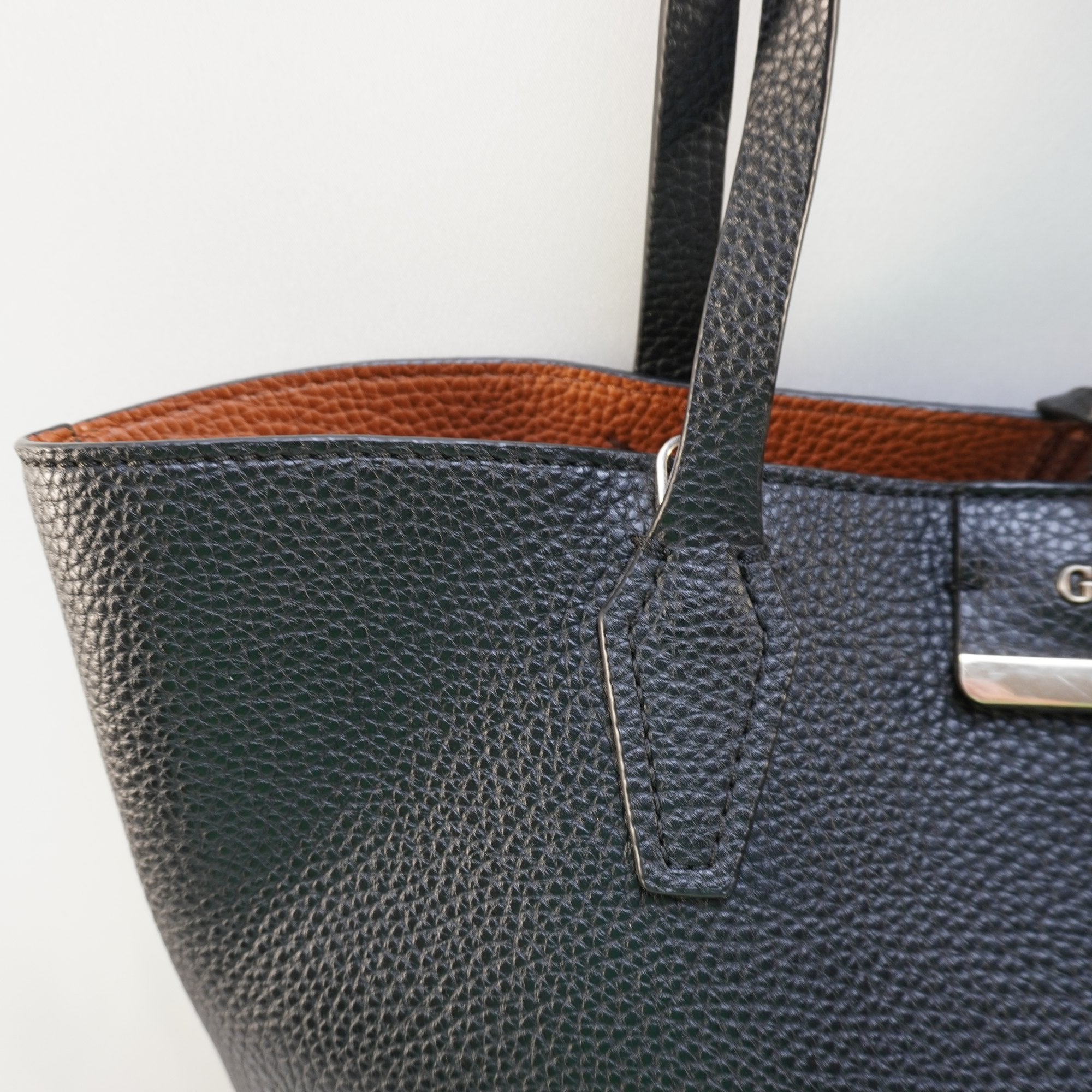 Bolso Baguette Guess para Mujer Usado - Negro, Muy Buen Estado