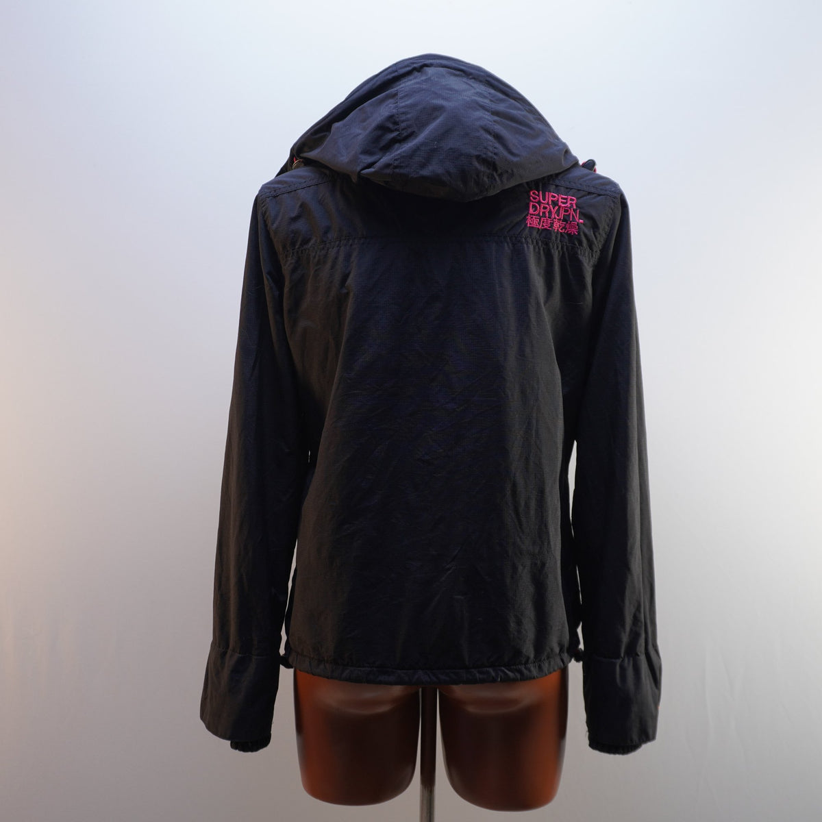 Parka Superdry para Mujer Usada - Negra, M