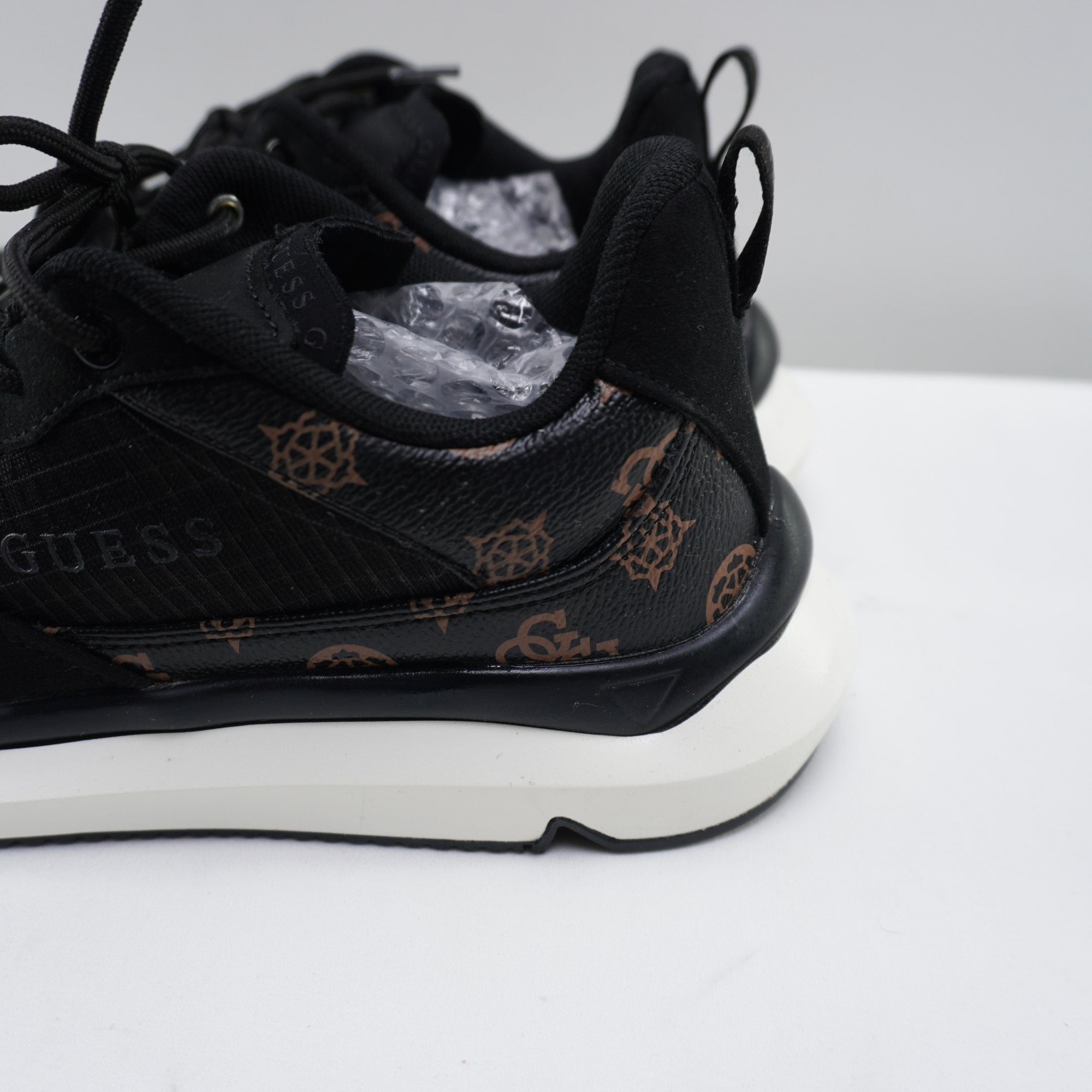 Zapatillas Guess para Mujer Usadas - Negro, Talla 39
