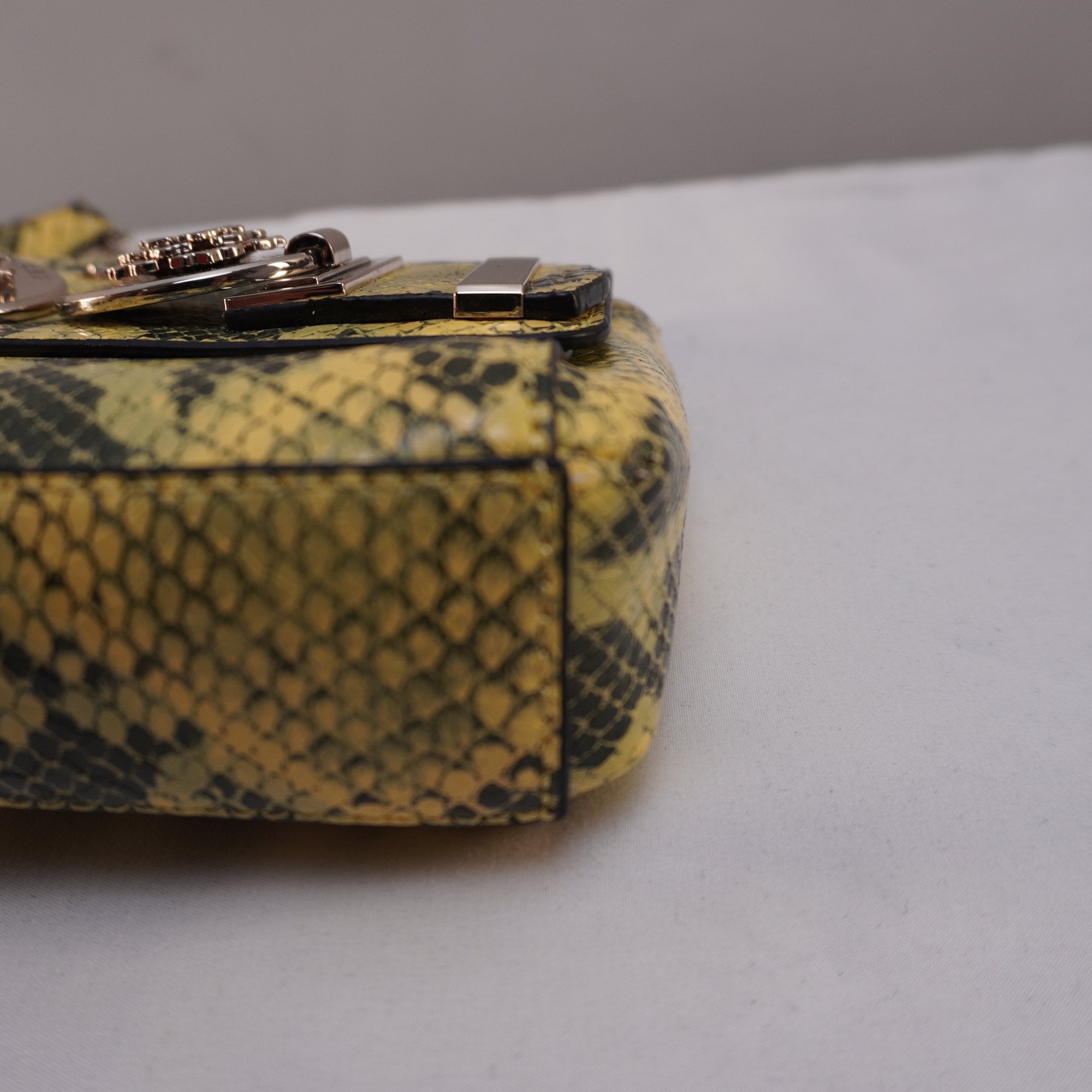 Bolso Baguette Guess para Mujeres Nuevos - Amarillo