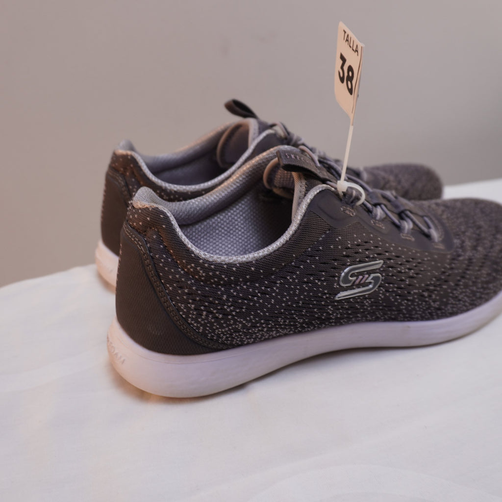 Zapatillas Skechers para Mujer Grises - Talla 38, Usadas en Muy Buen Estado