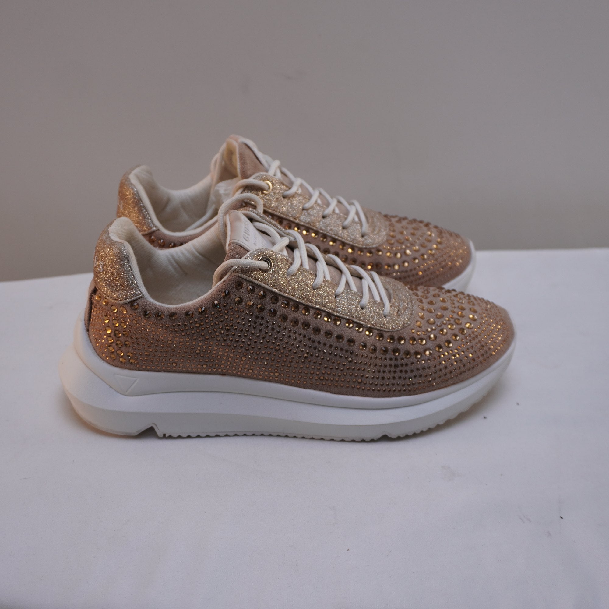 Zapatillas Guess para Mujer Usadas - Dorado, Talla 39