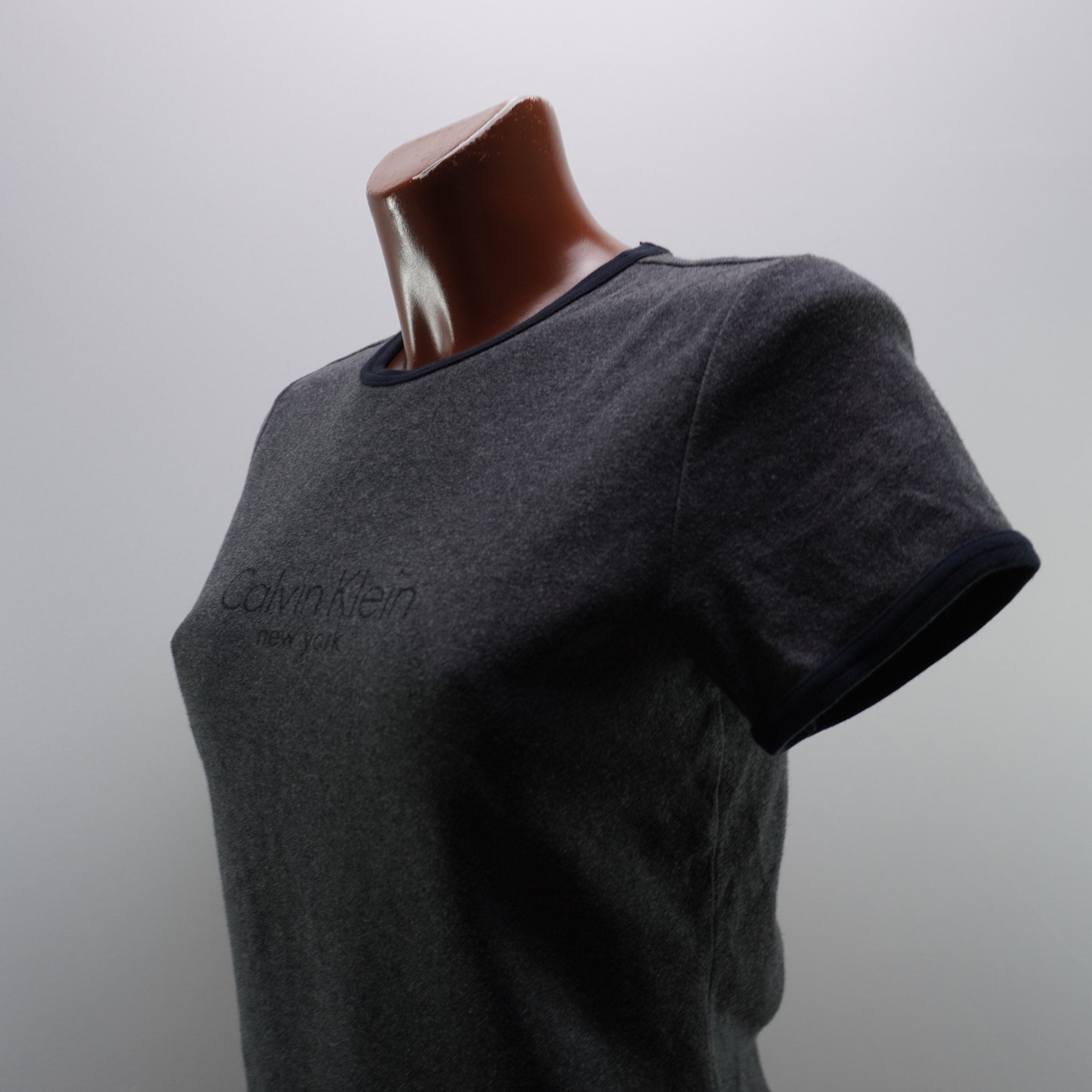 Camiseta de Manga Corta Calvin Klein para Mujer Usada - Gris, S