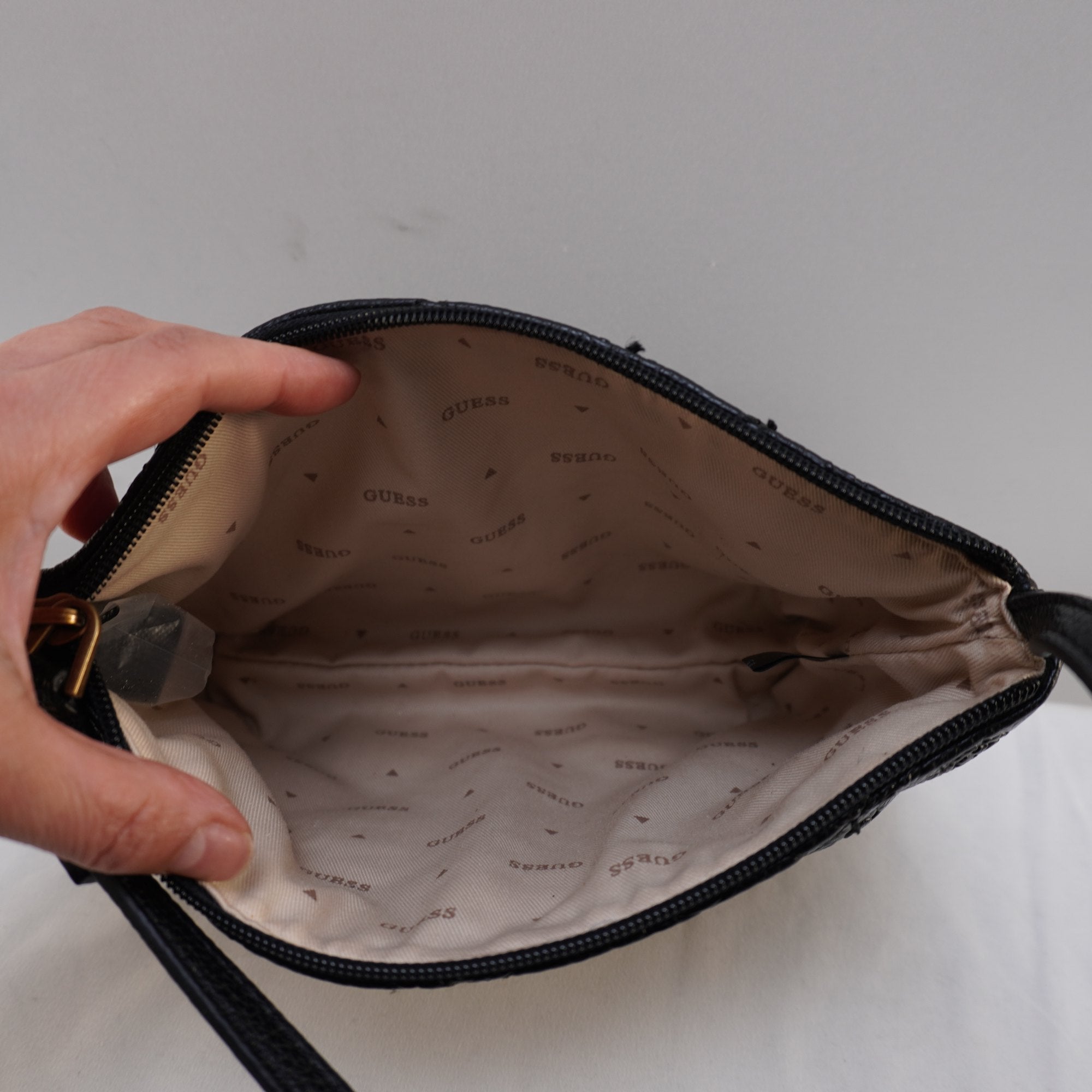 Bolso Baguette Guess para Mujeres Usado - Negro, Muy Buen Estado